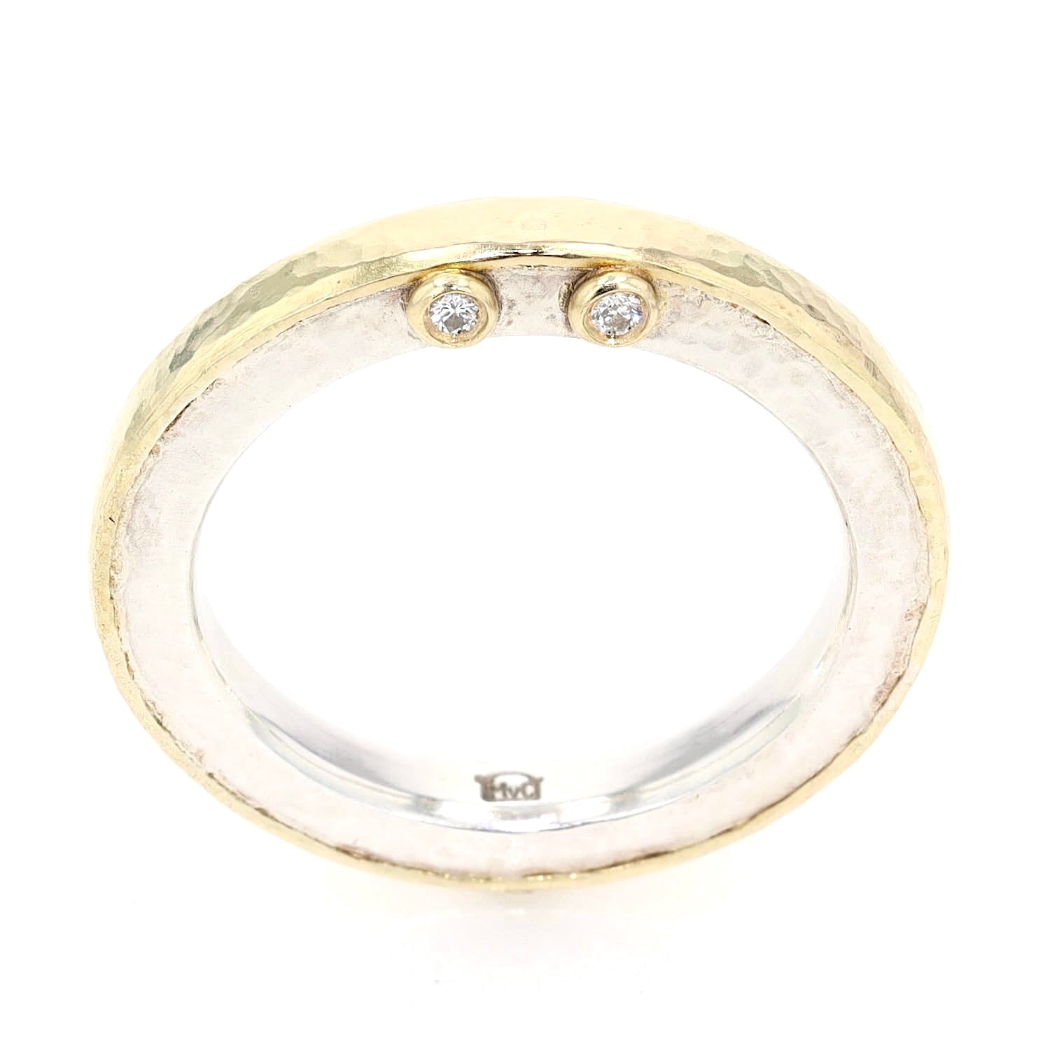 Ring aus der Werkstatt von „Der 4. König“ in 925er Silber und 750er Gold mit 2 Brillanten, frontal von vorne mit Brillanten
