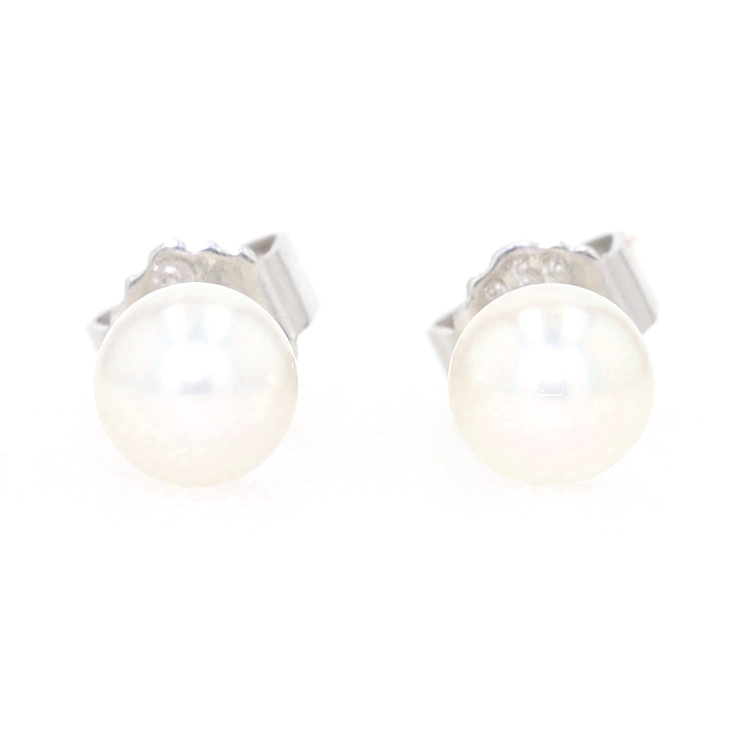 Ohrstecker in 750er Weißgold mit je einer Akoya-Zuchtperle, liegend frontal von vorne