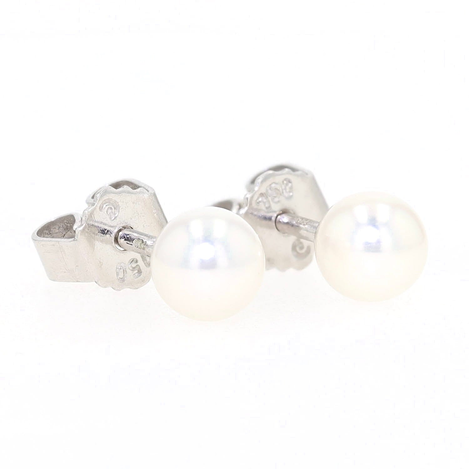Ohrstecker in 750er Weißgold mit je einer Akoya-Zuchtperle, liegend frontal von vorne leicht rechts gedreht