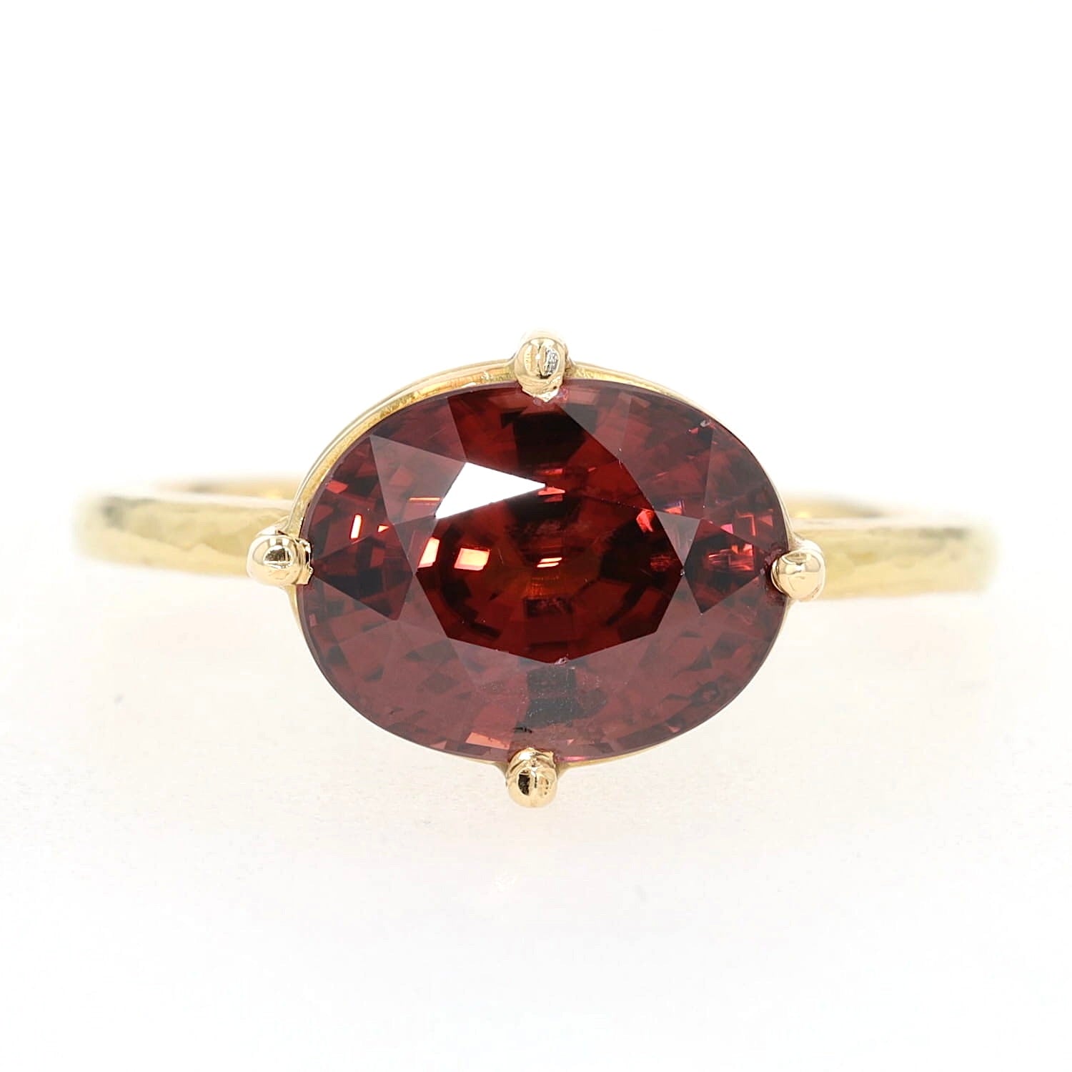 Ring aus der Werkstatt von „Der 4. König“ in 750er Gold mit einem natürlichen roten Zirkon, liegend frontal