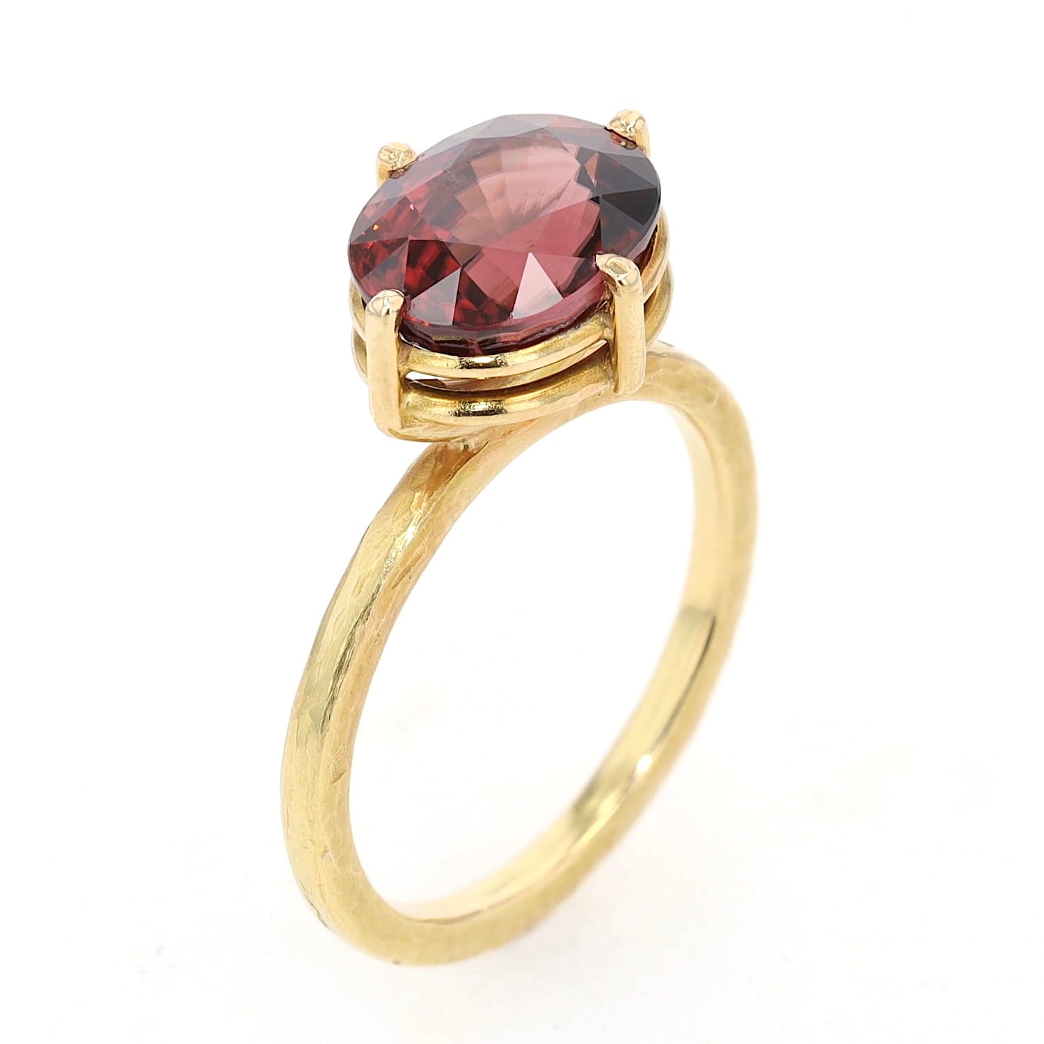 Ring aus der Werkstatt von „Der 4. König“ in 750er Gold mit einem natürlichen roten Zirkon, stehend