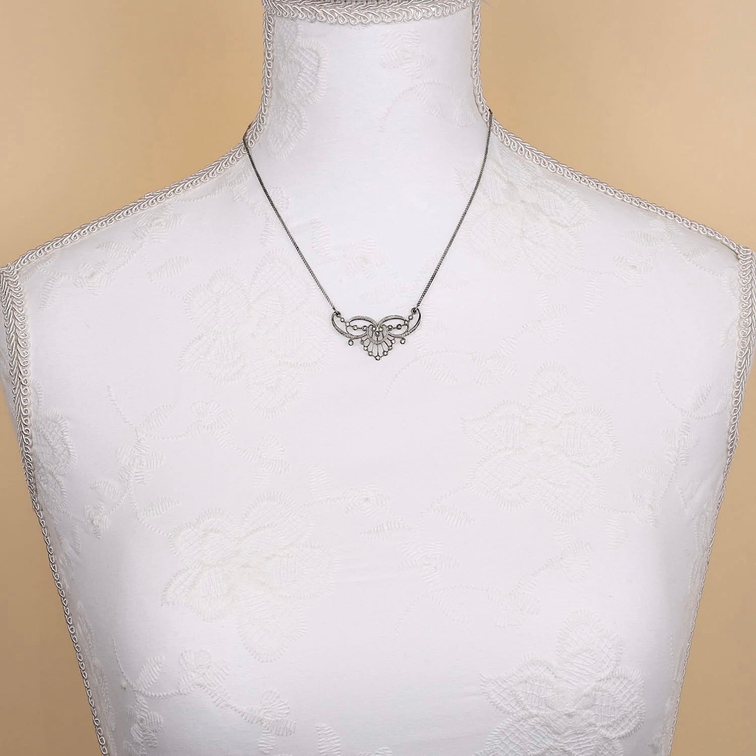 Kette in 925er Silber mit weißen Galssteinen, an einer weißen Büste