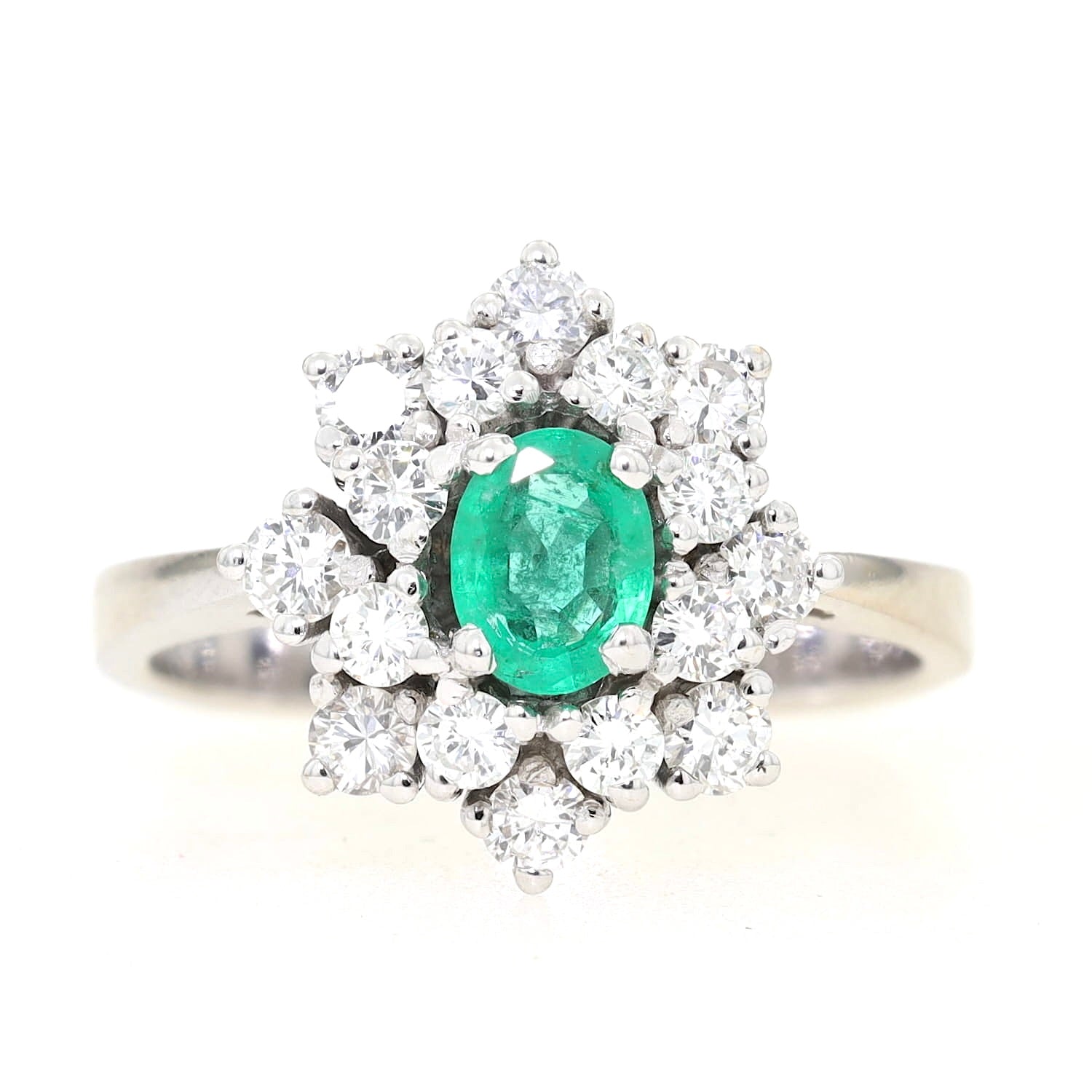 Cocktailring in 585er Weiß- leicht Gelbgold mit einem Smaragd und Brillanten, liegend frontal von vorne