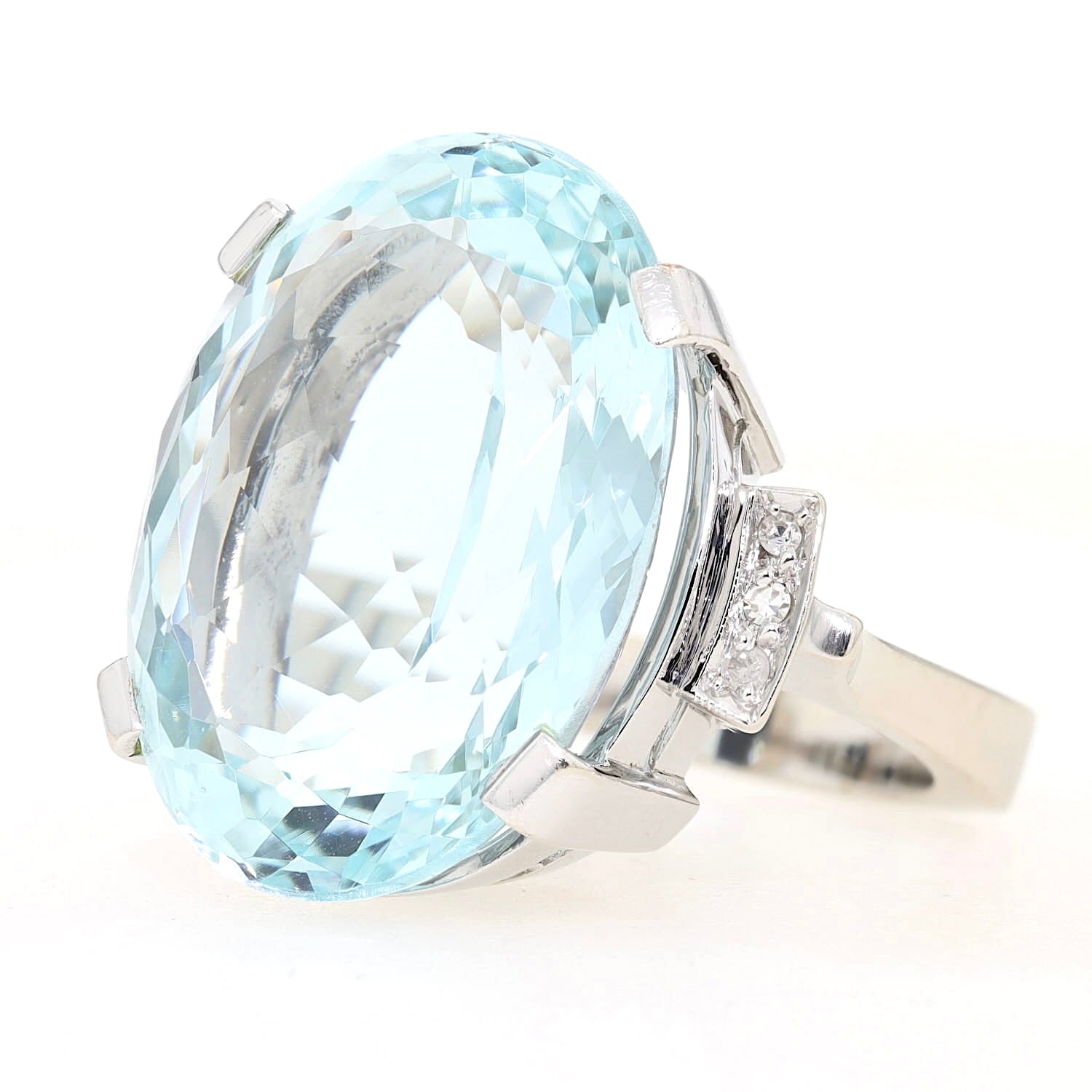 Ring in 585er Weißgold mit einem großen Aquamarin ca. 28 ct und Diamanten, liegend links gedreht