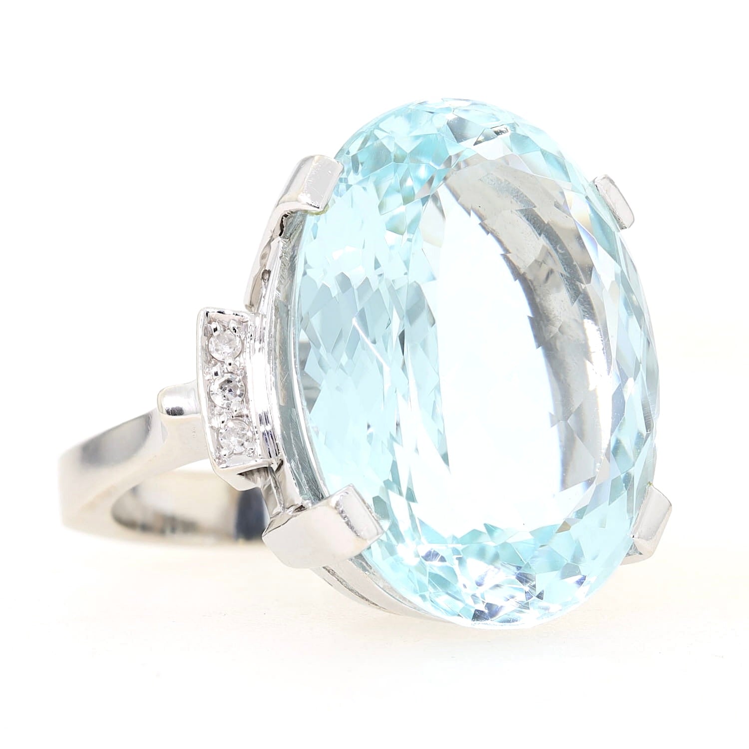 Ring in 585er Weißgold mit einem großen Aquamarin ca. 28 ct und Diamanten, liegend rechts gedreht