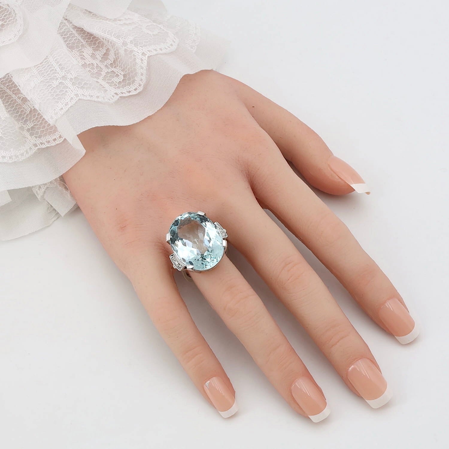 Ring in 585er Weißgold mit einem großen Aquamarin ca. 28 ct und Diamanten, an einer künstlichen Hand