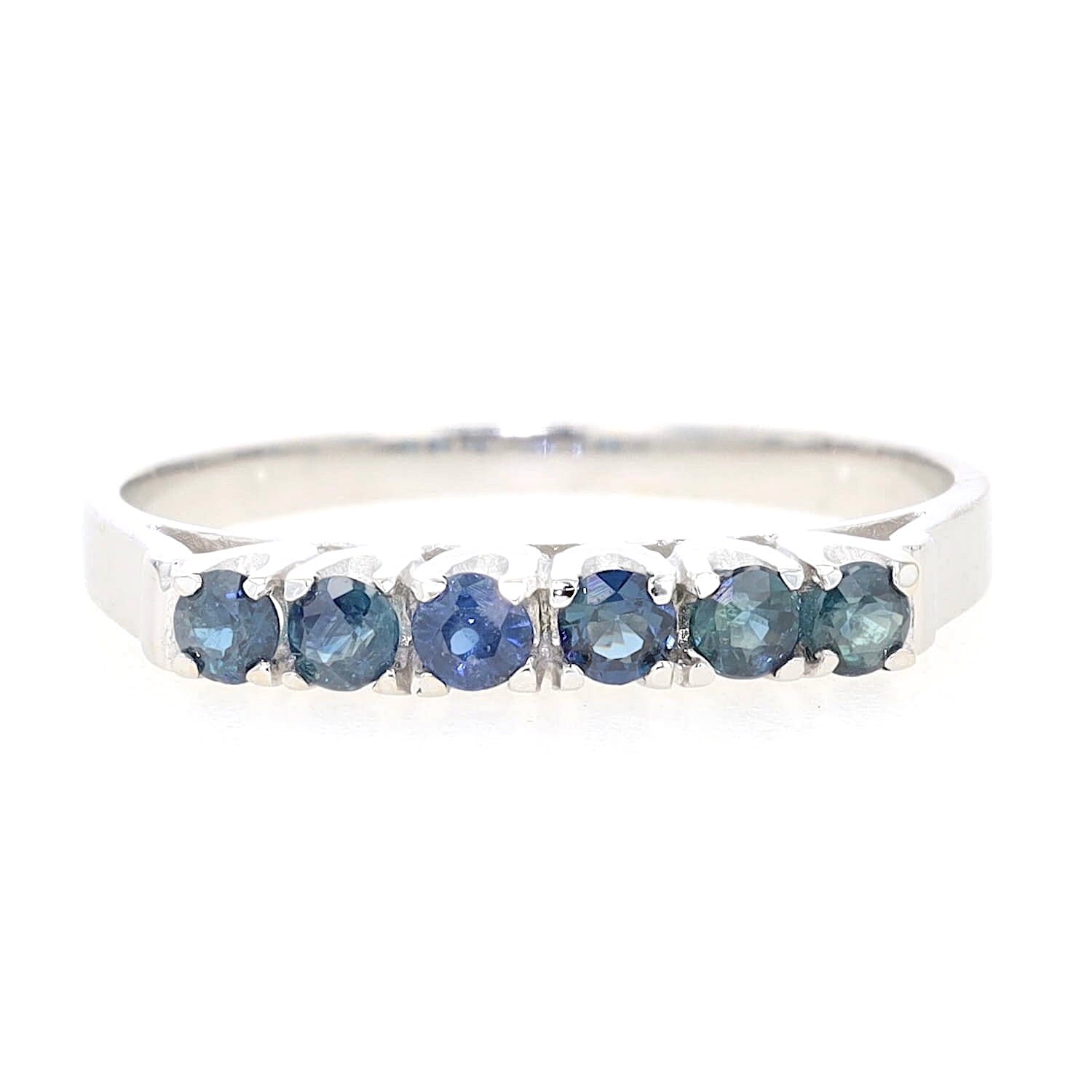 Ring in 585er Weißgold mit blauen Saphiren, liegend frontal