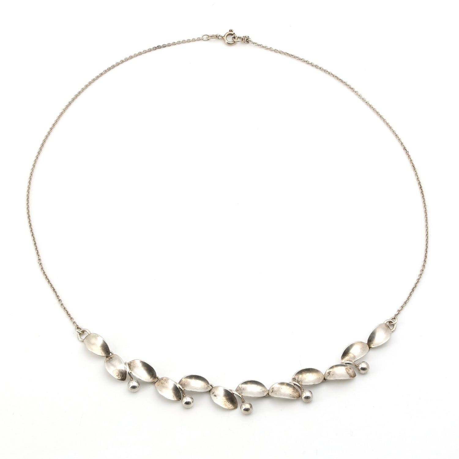 Collier in 835er Silber, liegend geschlossen