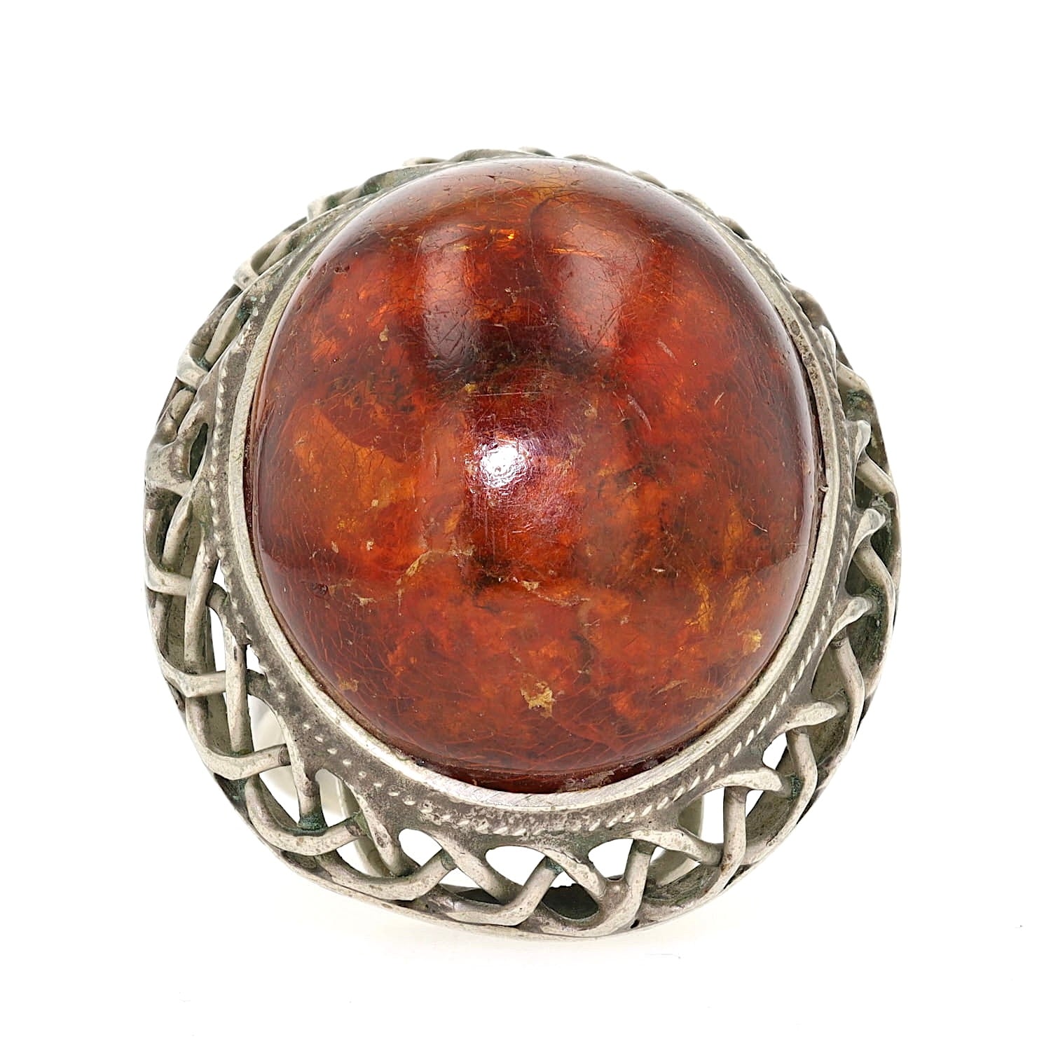 Statement Ring versilbert mit einem großen Bernstein, liegend frontal
