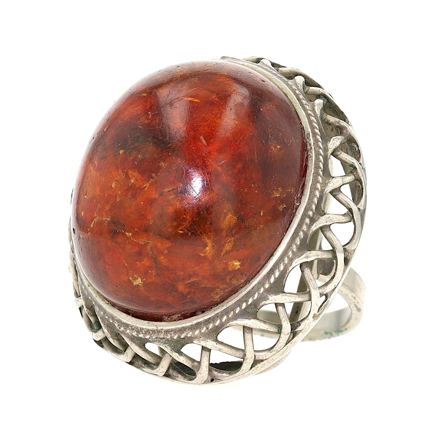 Statement Ring versilbert mit einem großen Bernstein, liegend links gedreht