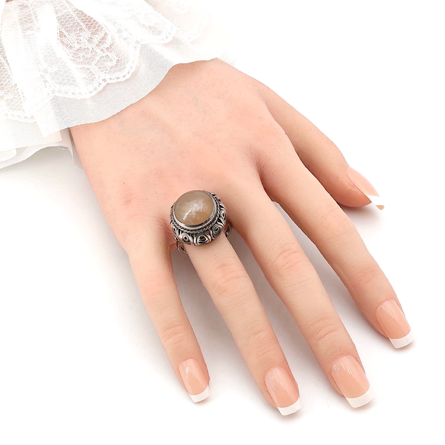 Antiker Ring Österreich/Ungarn um 1900 aus 800er Silber mit einem Rauchquarz, an einer künstlichen Hand