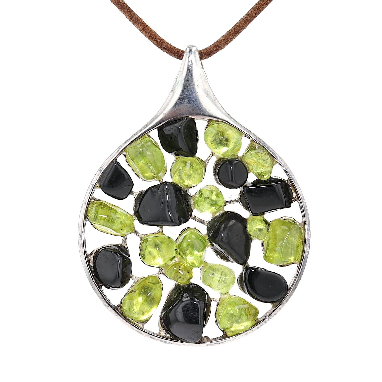 Großer Anhänger in 925 Silber mit Trommelsteinen aus Peridots unrund schwarzen Jadeiten, hängend frontal