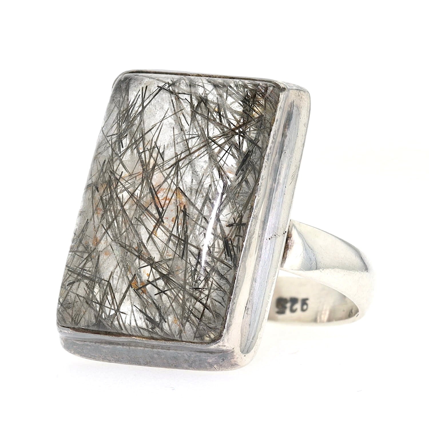 Ring in 925er Silber mit einem Bergkristall mit Turmalin-Nadeln, liegend links gedreht