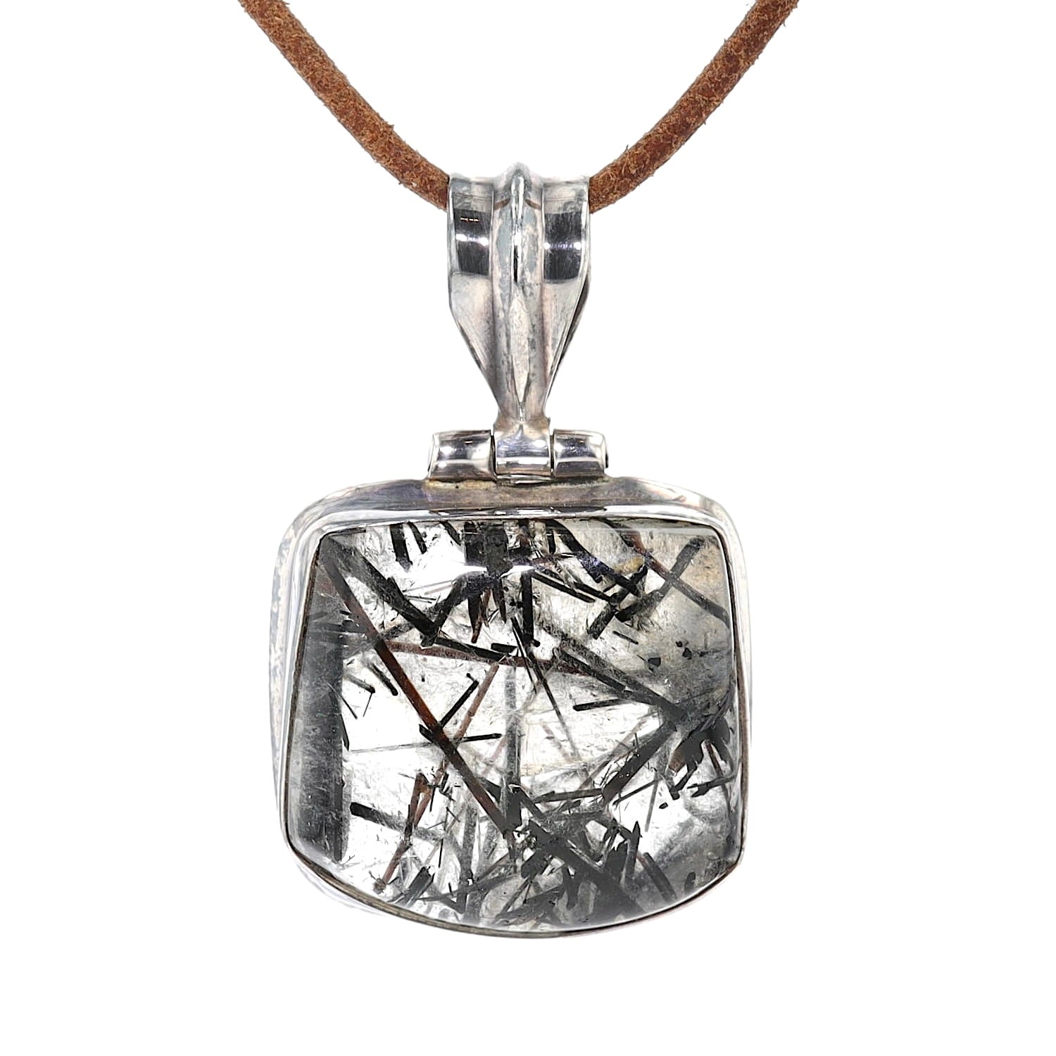 Anhänger in 925er Silber mit einem Bergkristall mit Turmalin-Nadeln, hängend frontal