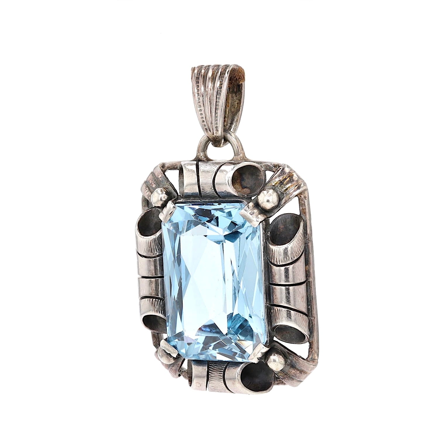 Art Déco Anhänger in Silber mit einem blauen synthetischen Spinell, hängend links gedreht