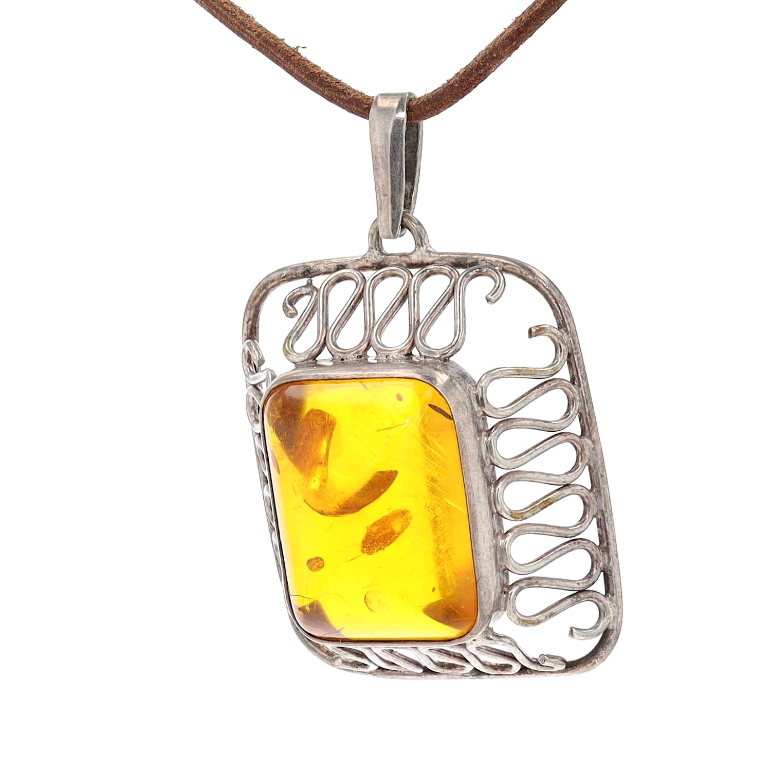 Vintage Anhänger in 835er Silber mit einem Bernstein, hängend links gedreht