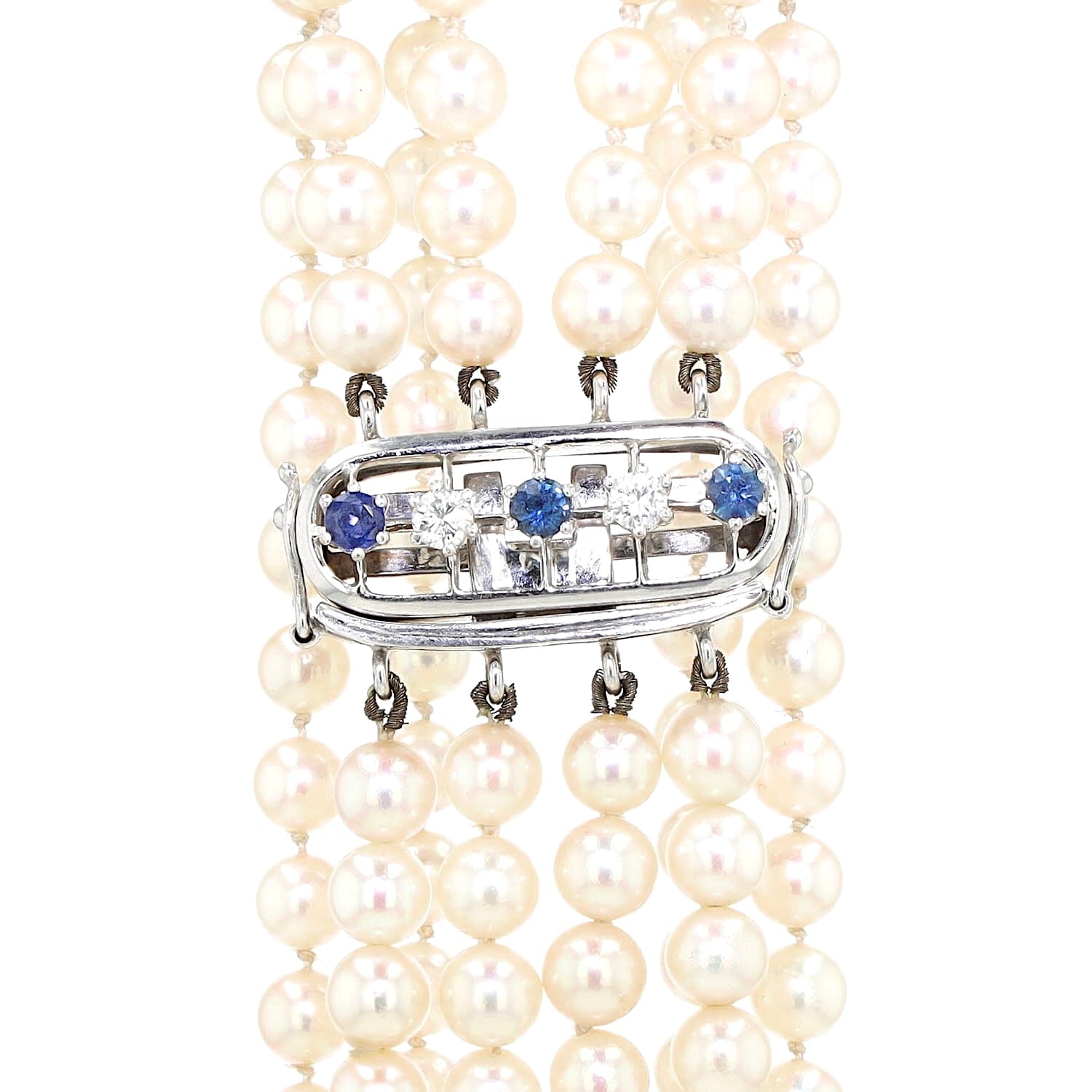 Armband aus 4 Reihen Zuchtperlen mit einem Schloß aus 585er Weißgold mit Saphiren und Brillanten, hängende geschlossen mit Schloß frontal