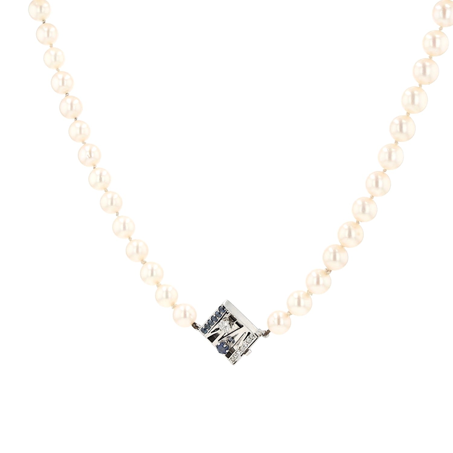 Zuchtperlenkette mit einem Schloss aus 750er Weißgold mit Saphiren und Diamanten, , hängend links gedreht