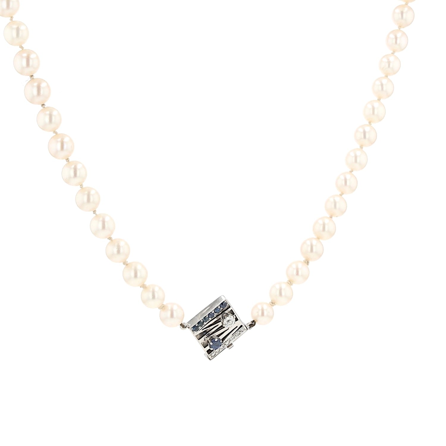 Zuchtperlenkette mit einem Schloss aus 750er Weißgold mit Saphiren und Diamanten, hängend rechts gedreht