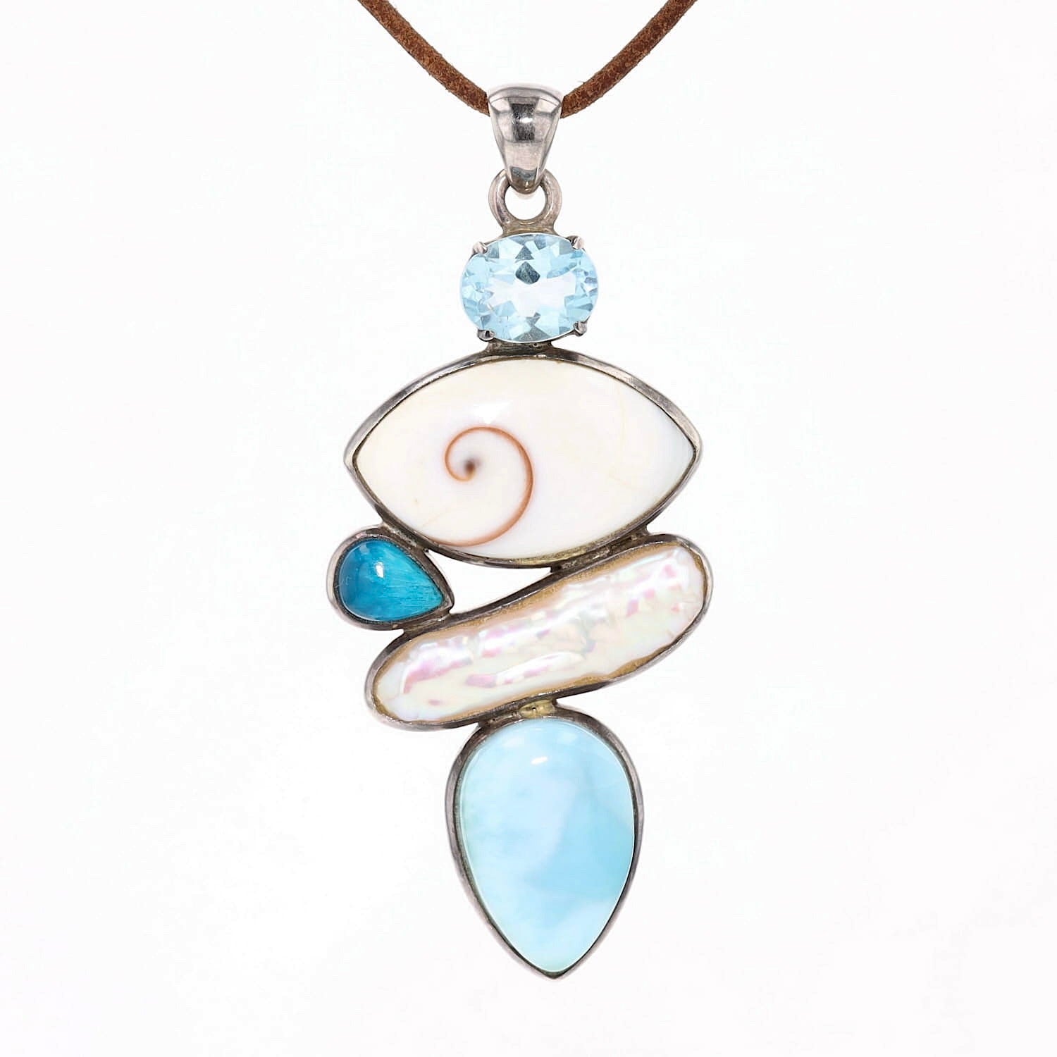 Anhänger in 925er Silber mit einer Muschel, 1 Topas, 1 Cavansit, 1 Zuchtperle, 1 Fluorit, hängend frontal