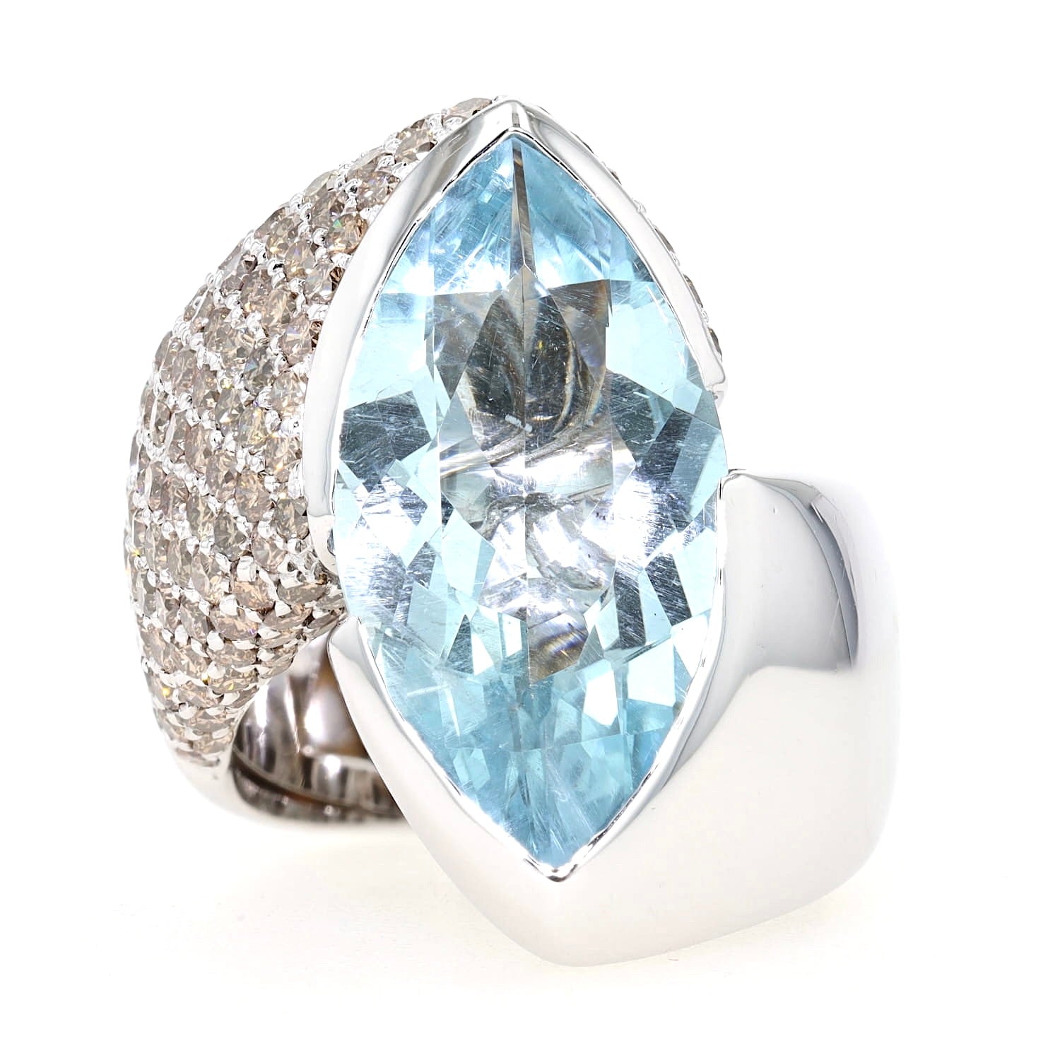 Wempe Ring in 750er Weißgold mit einem Aquamarin ca. 10,8 ct und ca. 2,8 ct champagnerfarbene Brillanten , liegend frontal