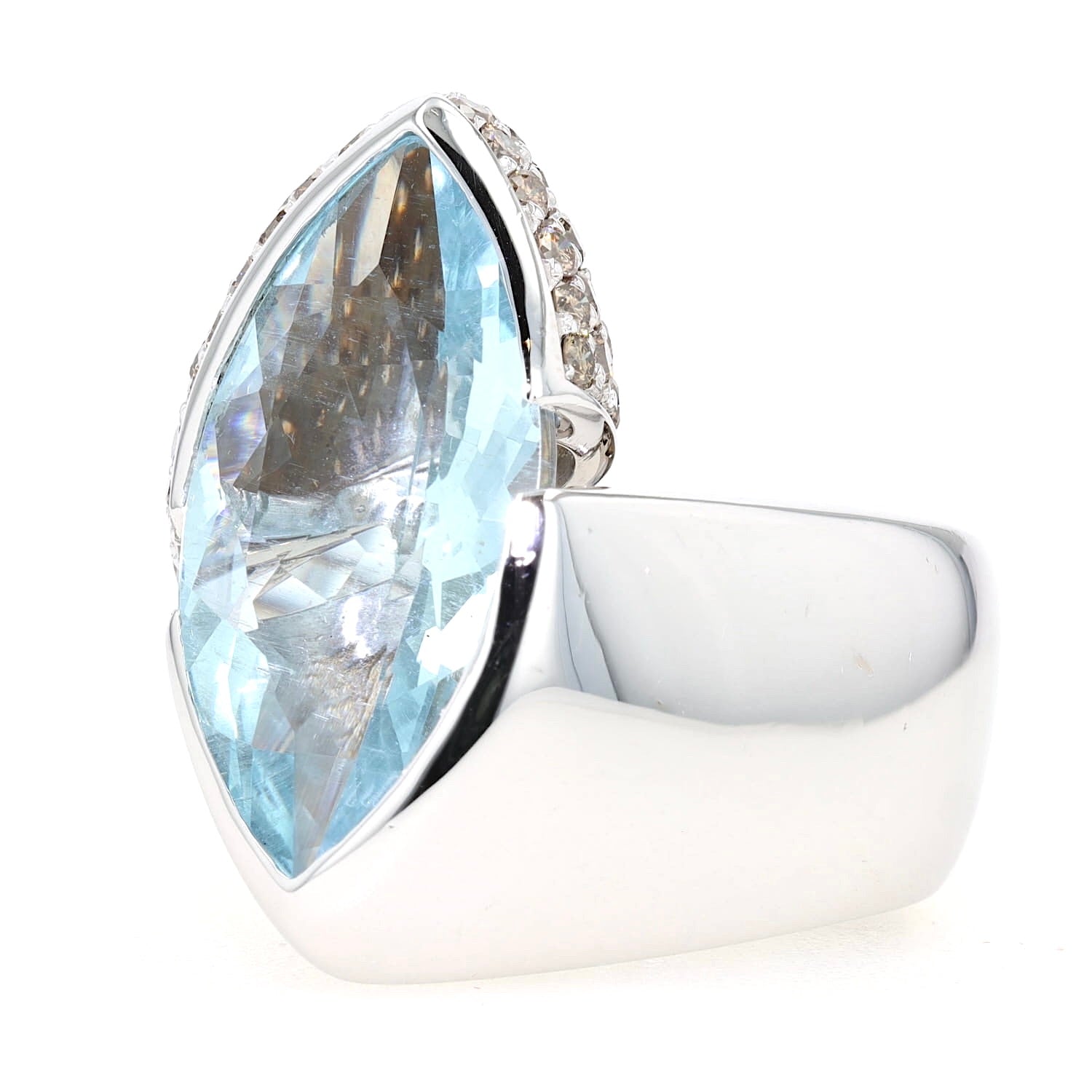 Wempe Ring in 750er Weißgold mit einem Aquamarin ca. 10,8 ct und ca. 2,8 ct champagnerfarbene Brillanten , liegend links gedreht