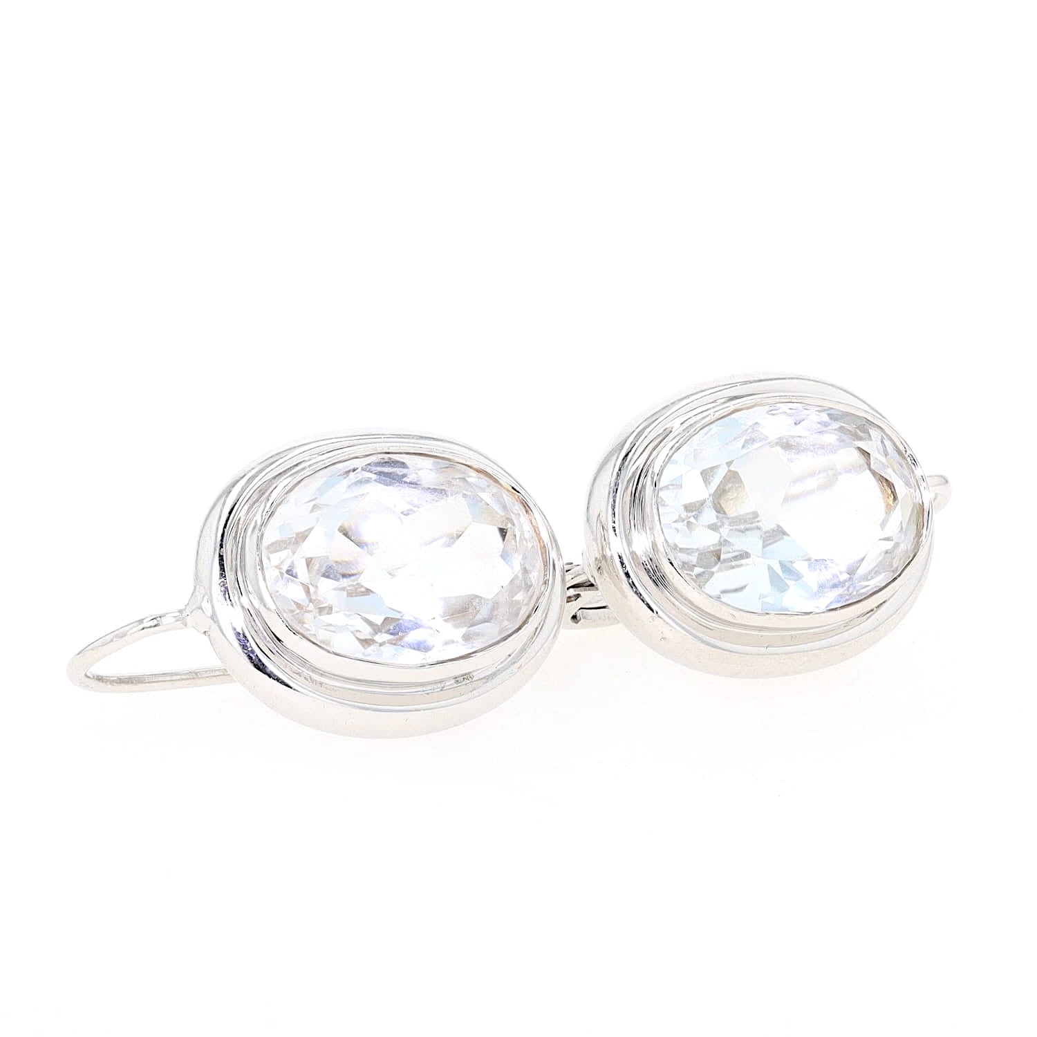 Earrings in 585 white gold with 2 blue topazes, lying on the side slightly turned to the right