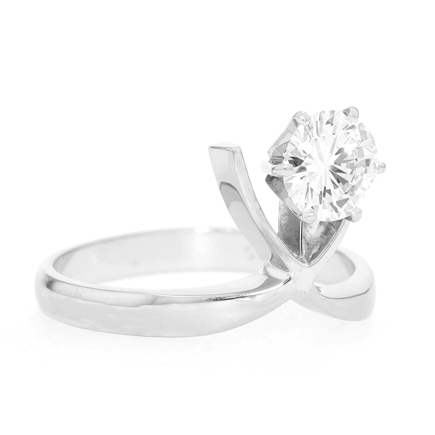 Ring in 585er Weißgold mit einem Brillanten ca. 0,90 ct, liegend frontal von vorne leicht rechts gedreht