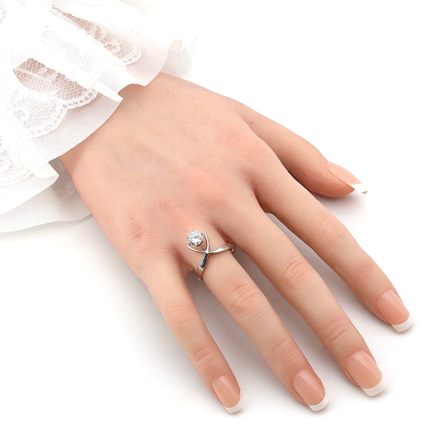 Ring in 585er Weißgold mit einem Brillanten ca. 0,90 ct, an einer künstlichen Hand