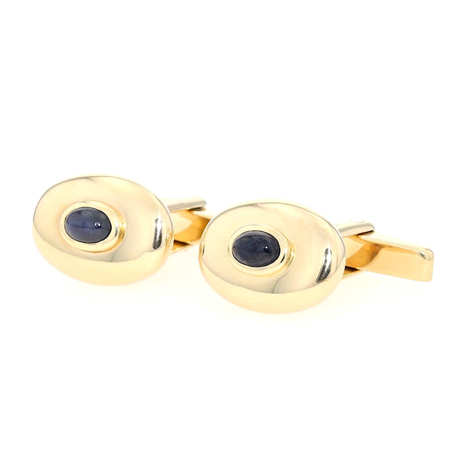Pair of cufflinks from Quinn in 585 yellow gold, each with a sapphire cabochon, turned lying left