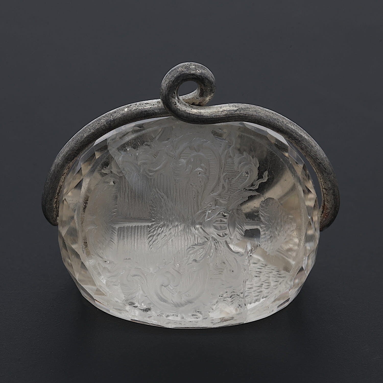 Vintage Anhänger Bergkristall mit Gravuren und einer Fassung aus Silber , auf dunklem Grund 2. Gravur