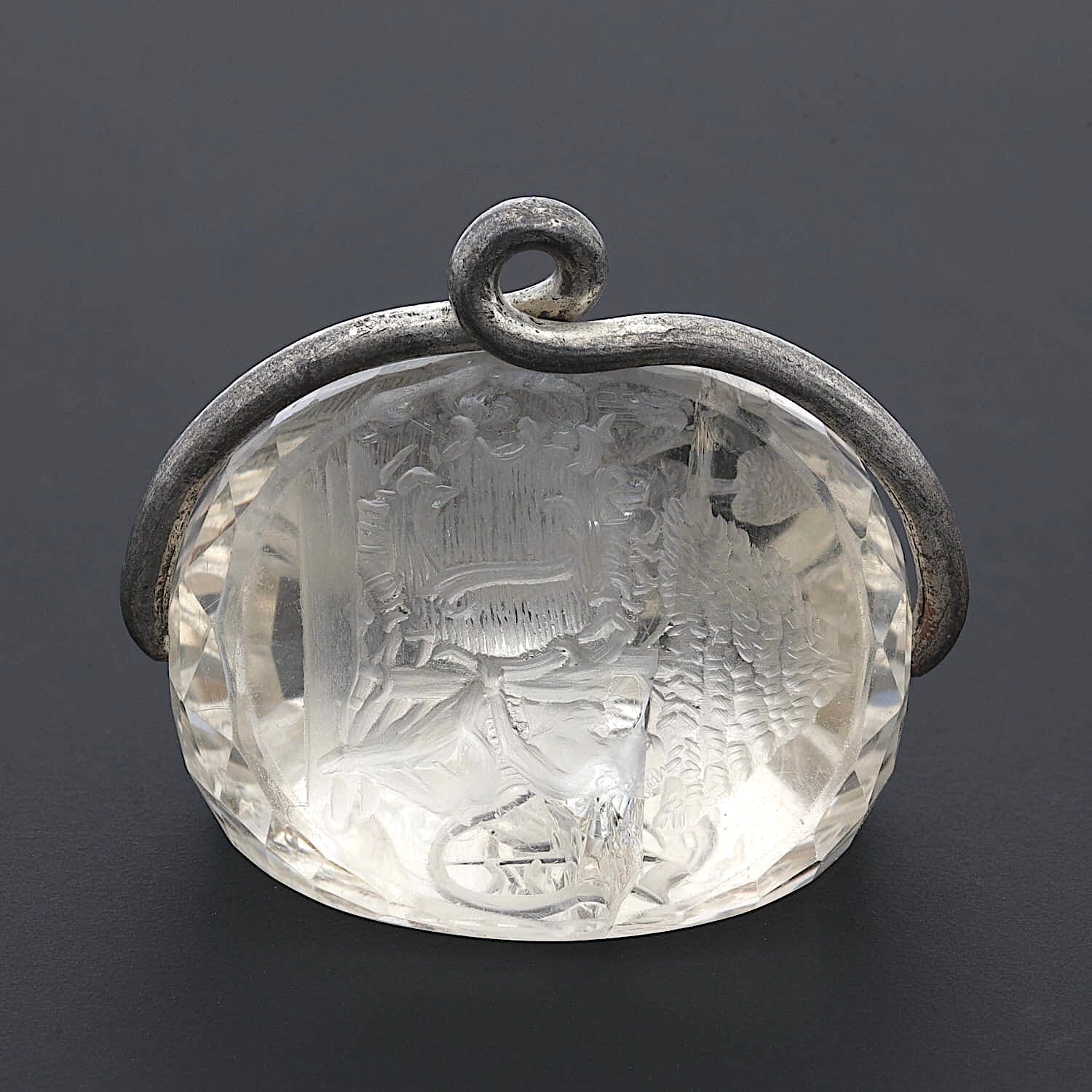 Vintage Anhänger Bergkristall mit Gravuren und einer Fassung aus Silber auf dunklem Grund 3. Gravur