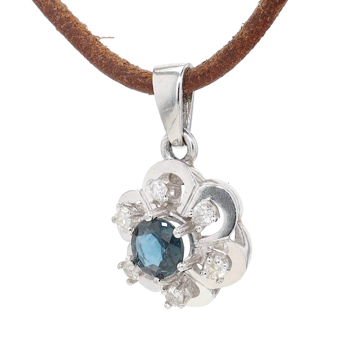 Anhänger in 585er Weißgold mit einem blauen Saphir und Brillanten, hängend frontal von vorne leicht links gedreht