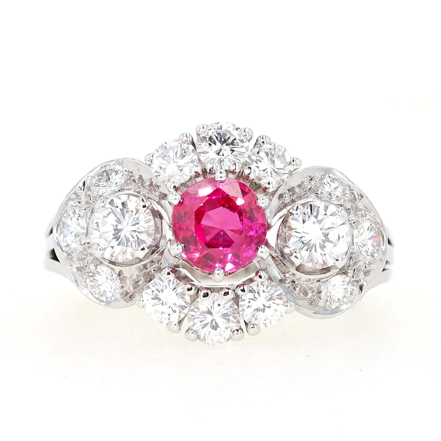 Ring in 750er Weißgold mit einem Rubin und 1,1 ct Brillanten, liegend frontal