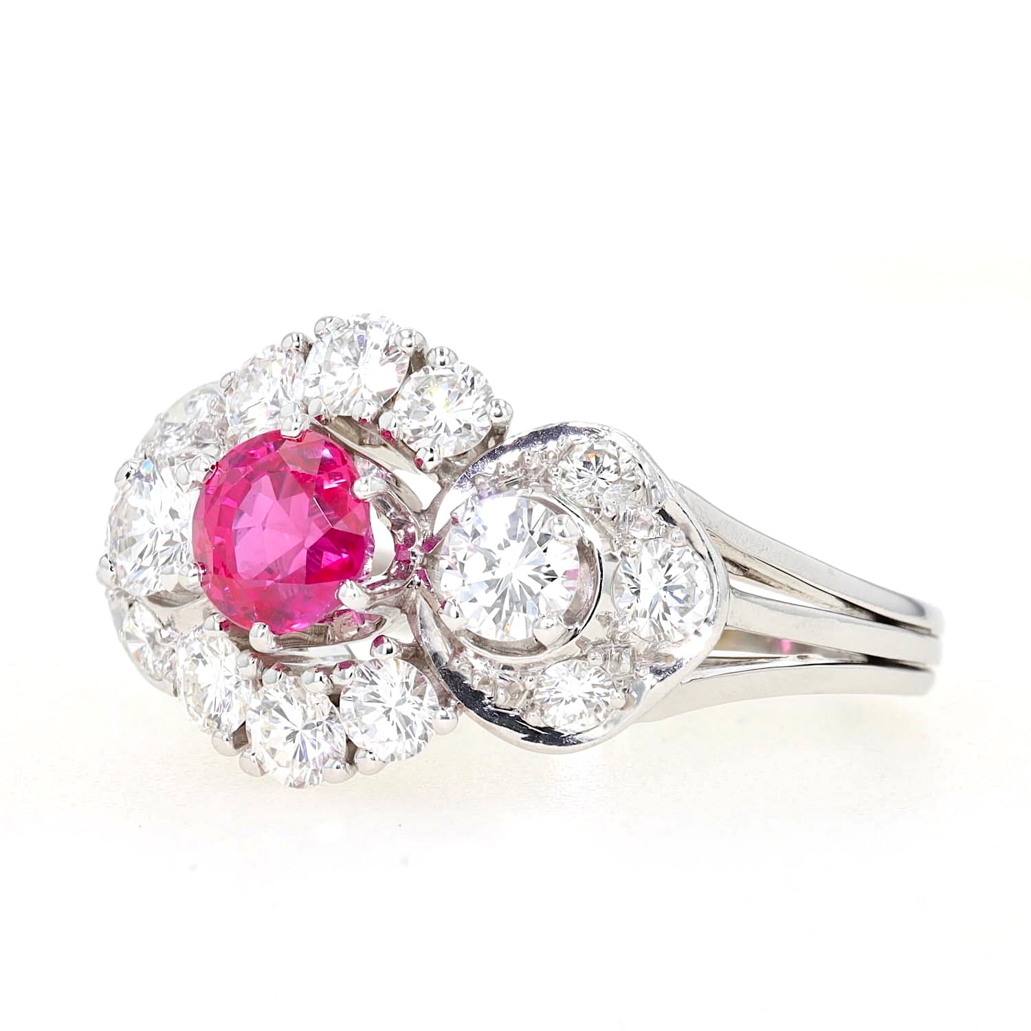 Ring in 750er Weißgold mit einem Rubin und 1,1 ct Brillanten, liegend links gedreht