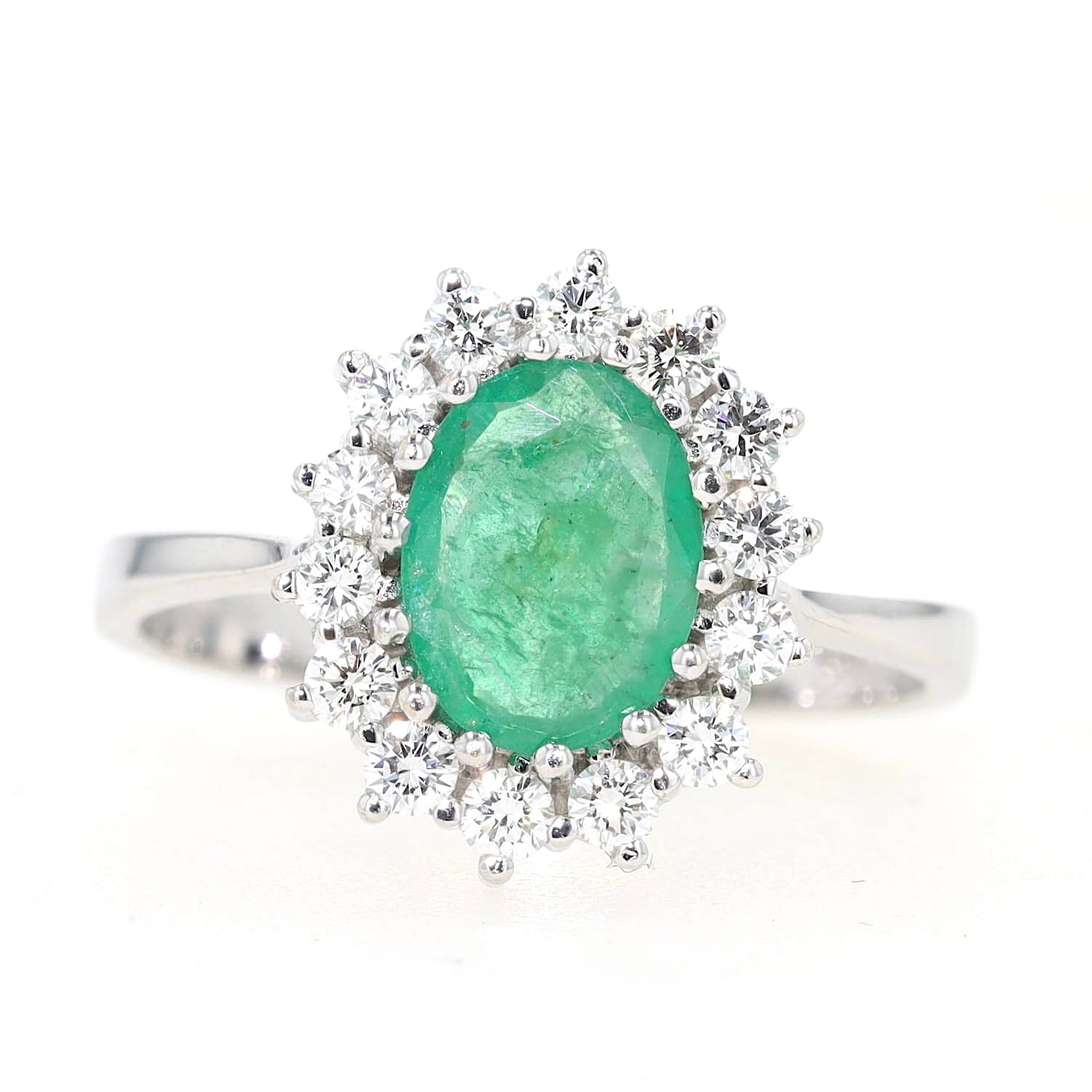 Ring in 585er Weißgold mit einem Smaragd und Brillanten, liegend frontal