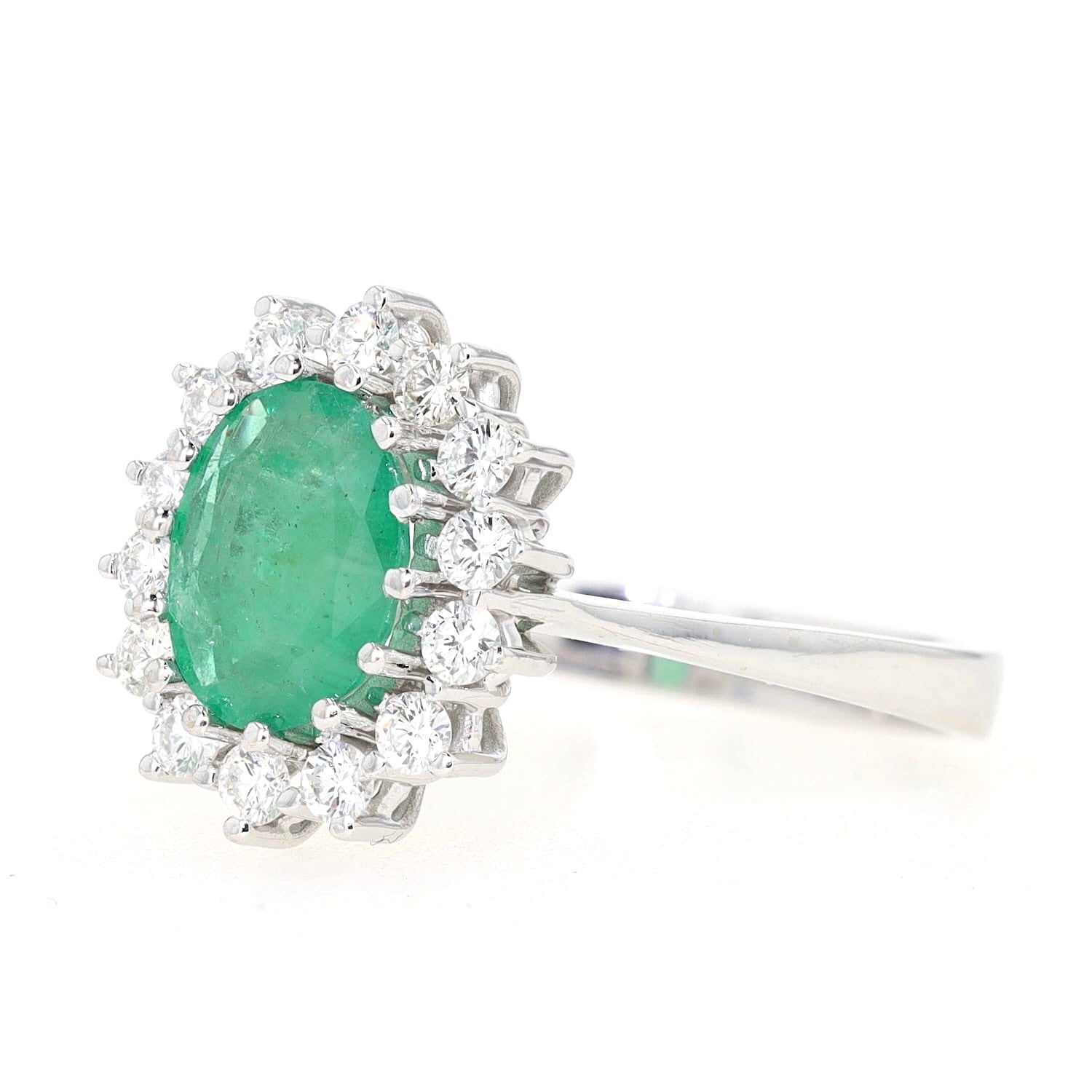 Ring in 585er Weißgold mit einem Smaragd und Brillanten, liegend links gedreht