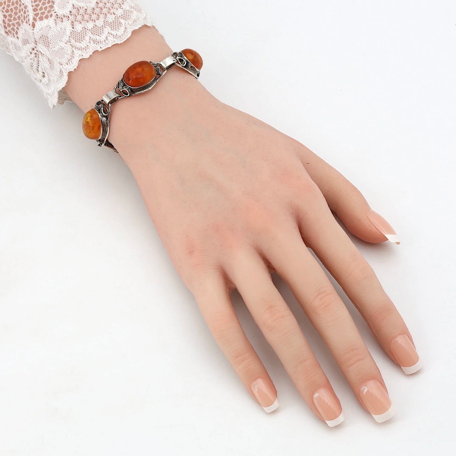 Armband in 835er Silber mit Bernstein, an einem künstlichen Arm