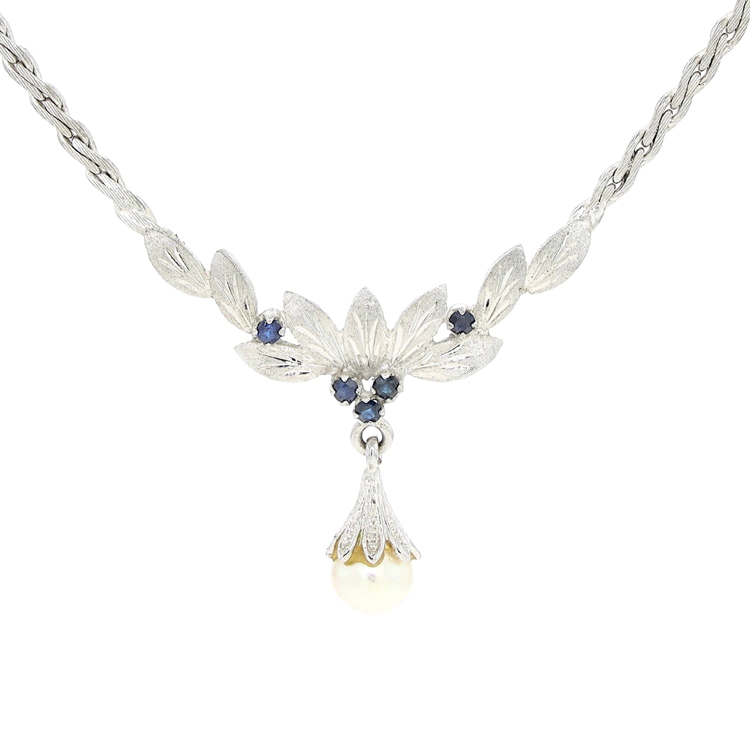 Kette in 835er Silber mit einer Zuchtperle und blauen Saphiren, hängend frontal