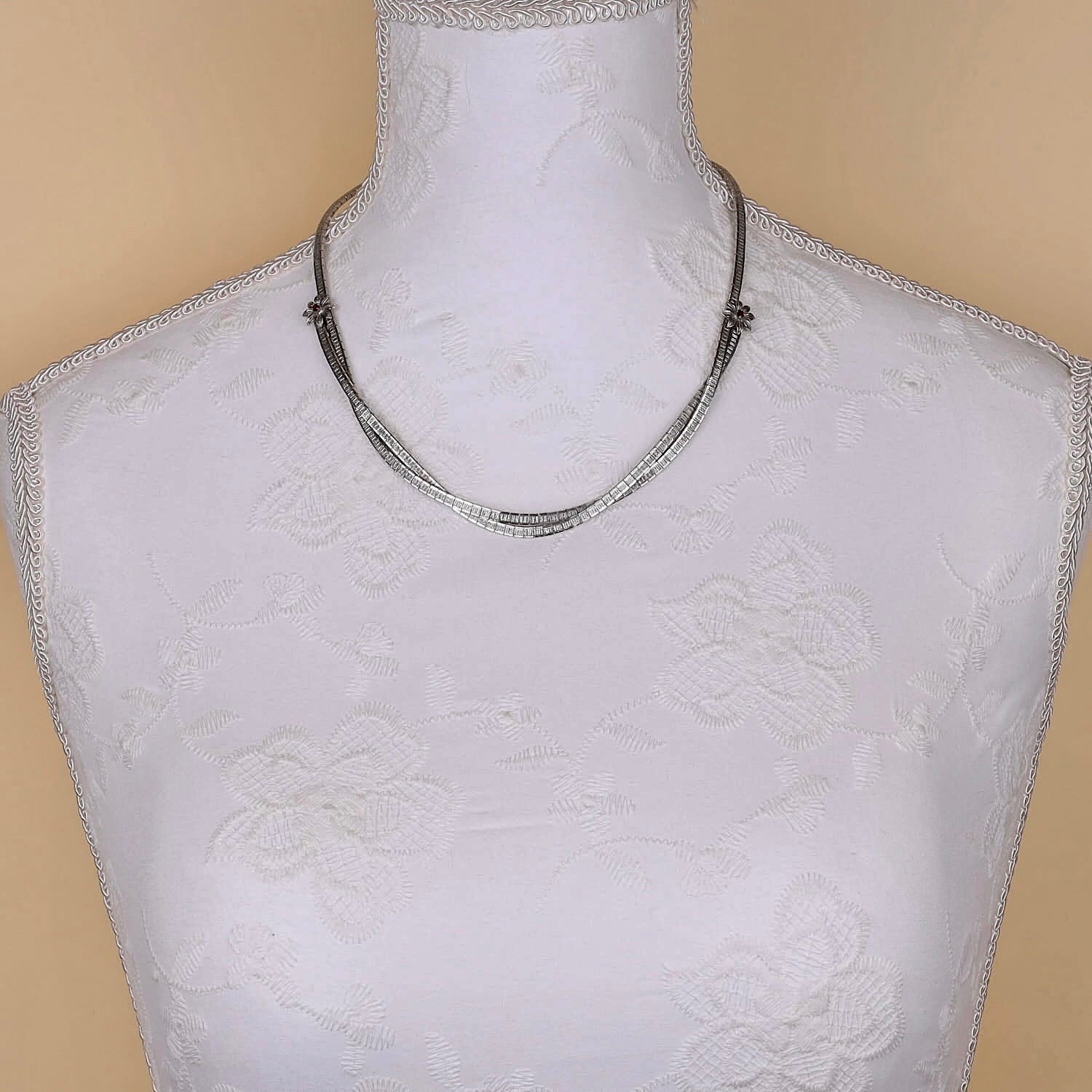 Collier aus Vicenza in 835er Silber mit Glassteinen, aneifre weißen Büste