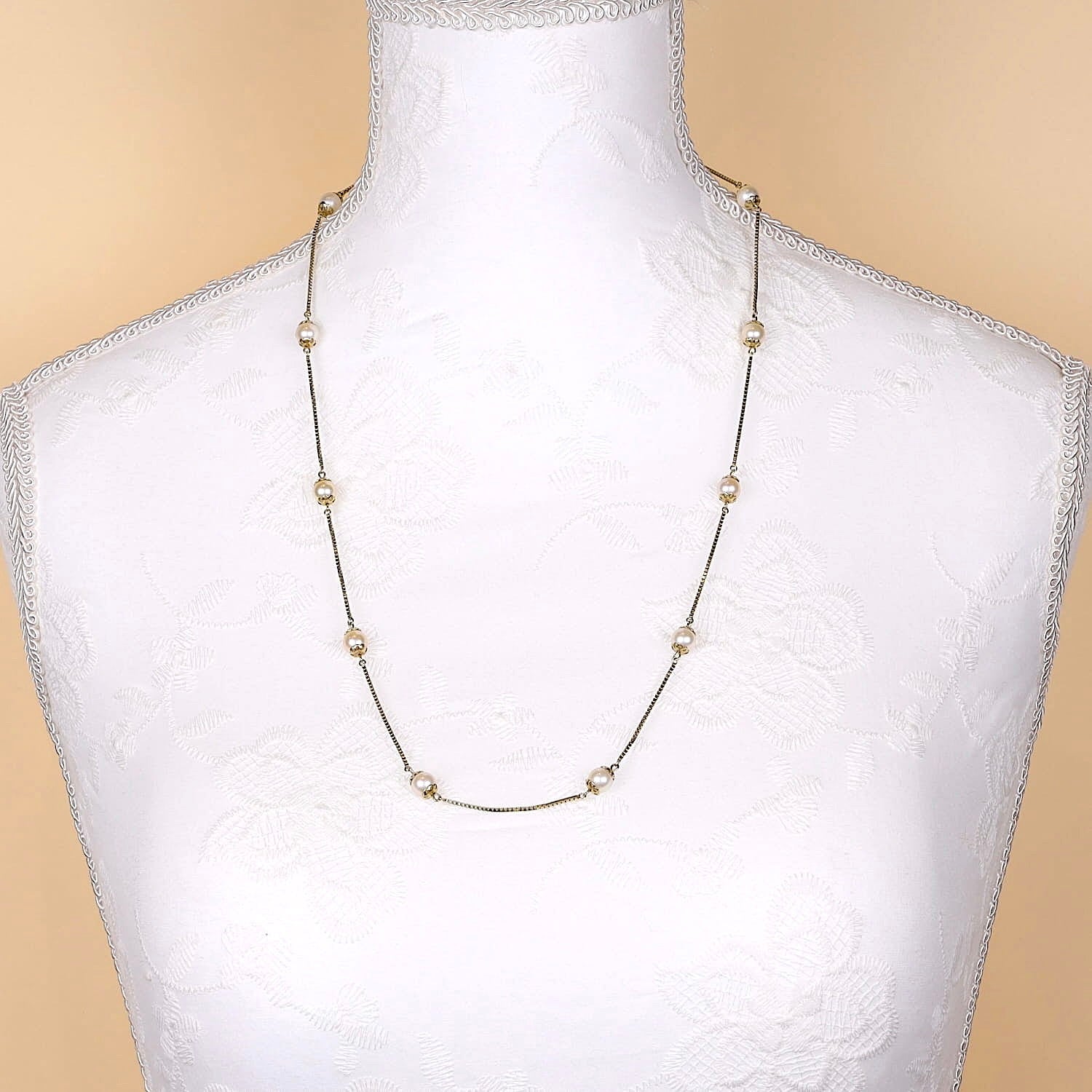 Vintage-Kette aus 333er Gelbgold mit Zuchtperlen, an einer weißen Büste