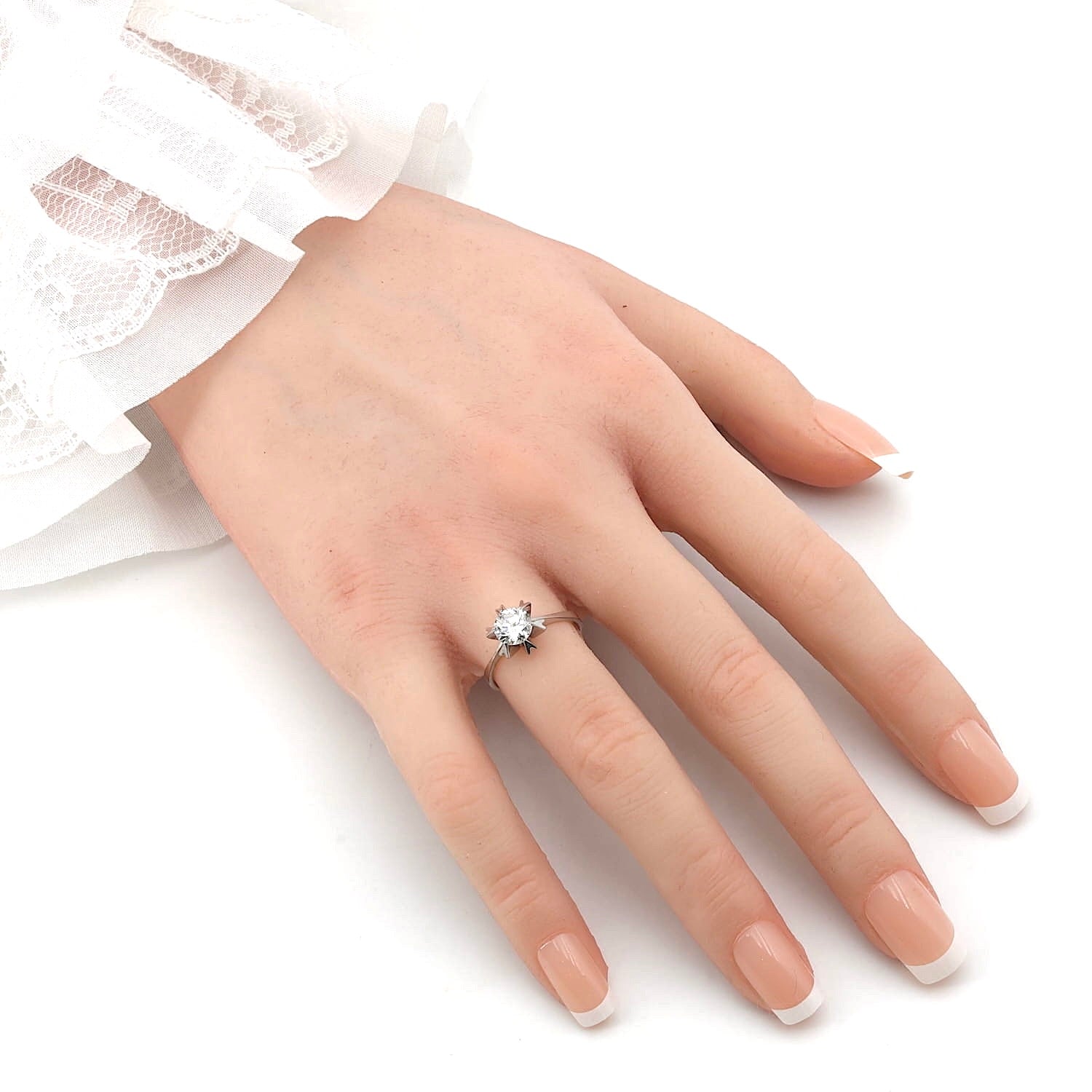 Solitärring in 585er Weißgold mit einem Brillanten, ca. 0,90 ct, an einer künstlichen Hand