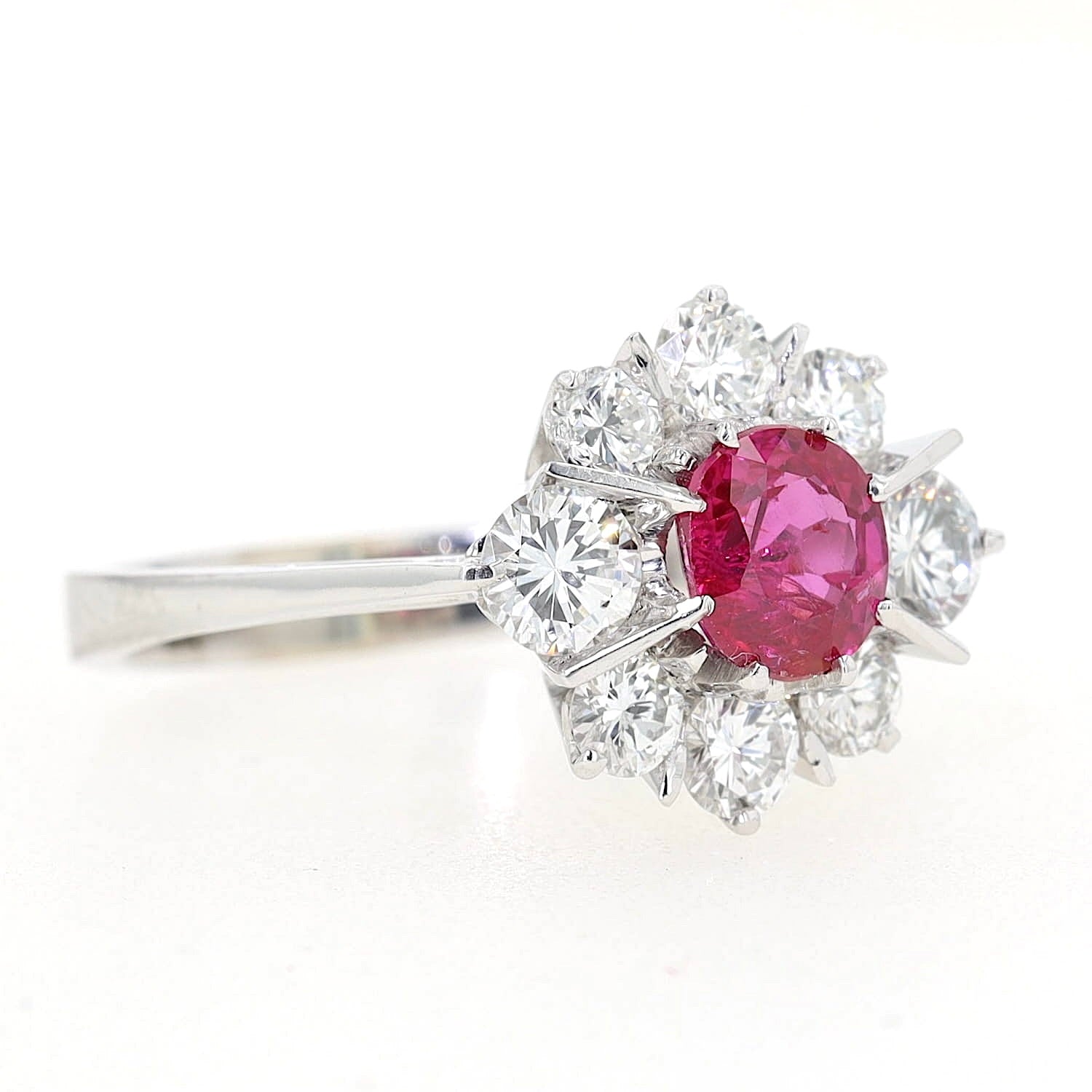 Ring in 750 white gold with a ruby and Brilliants, lying on the right