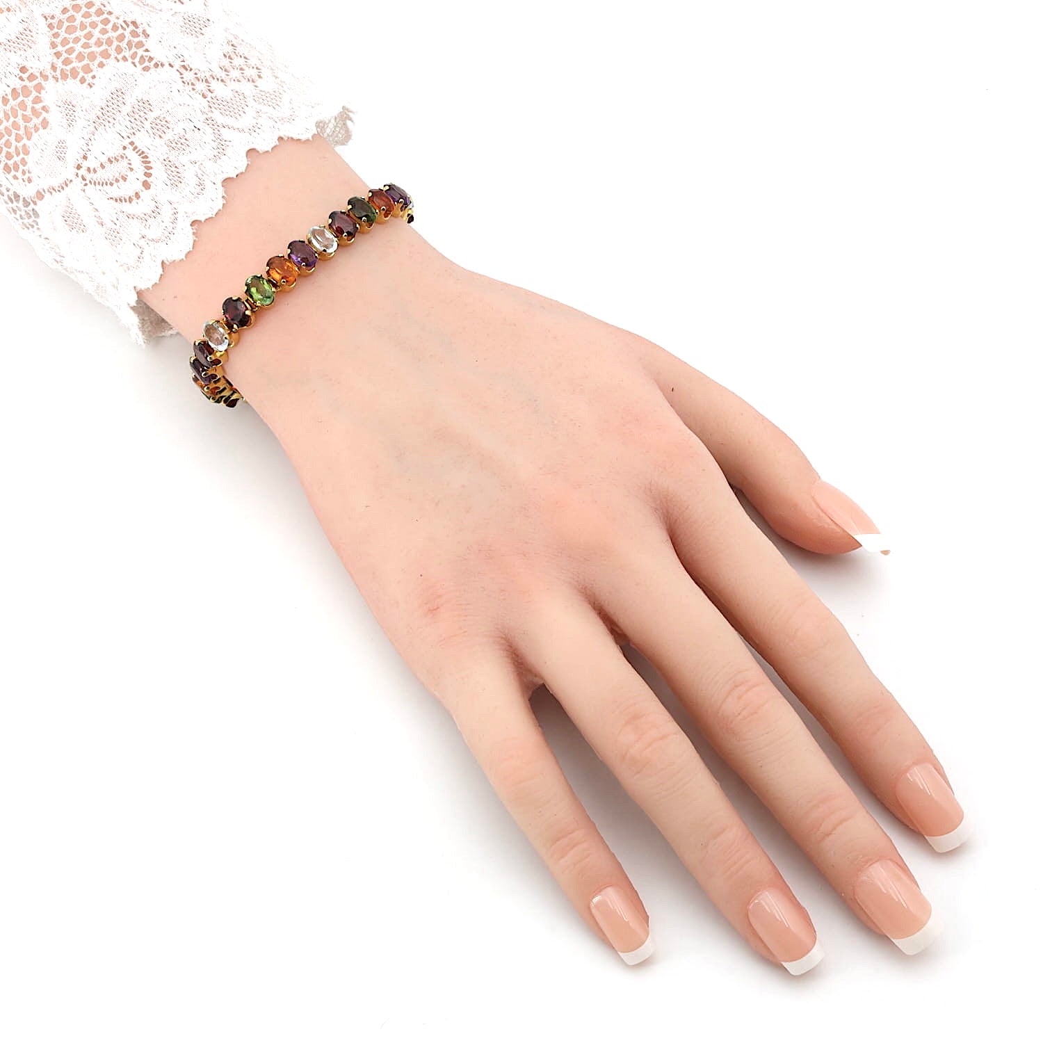 Armband in 750er Gelbgold mit bunten Edelsteinen aus Aquamarin, Citrin, Amethyst, Turmalin und Granat, an einem künstlichen Arm