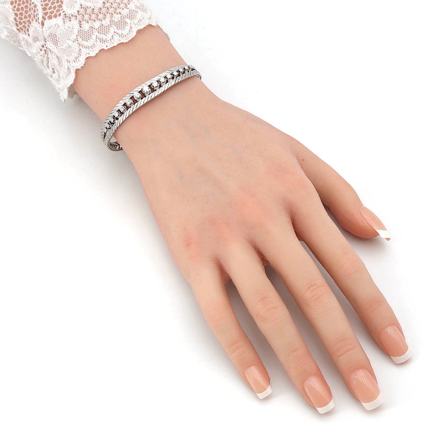 Vintage Armband in 750er Weißgold mit Brillanten, an einem künstlichen Arm
