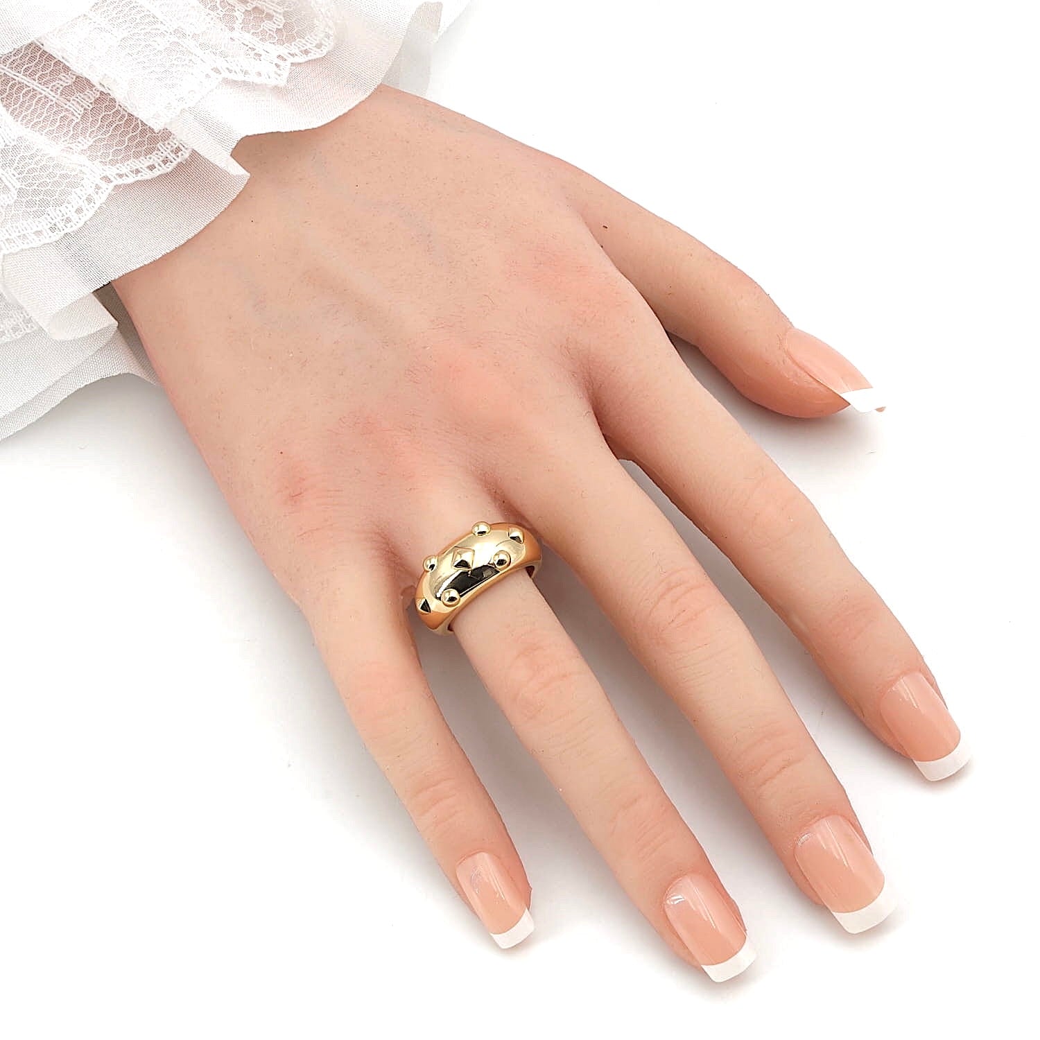 Gay Fréres Ring in 750er Gelbgold, an einer künstlichen Hand