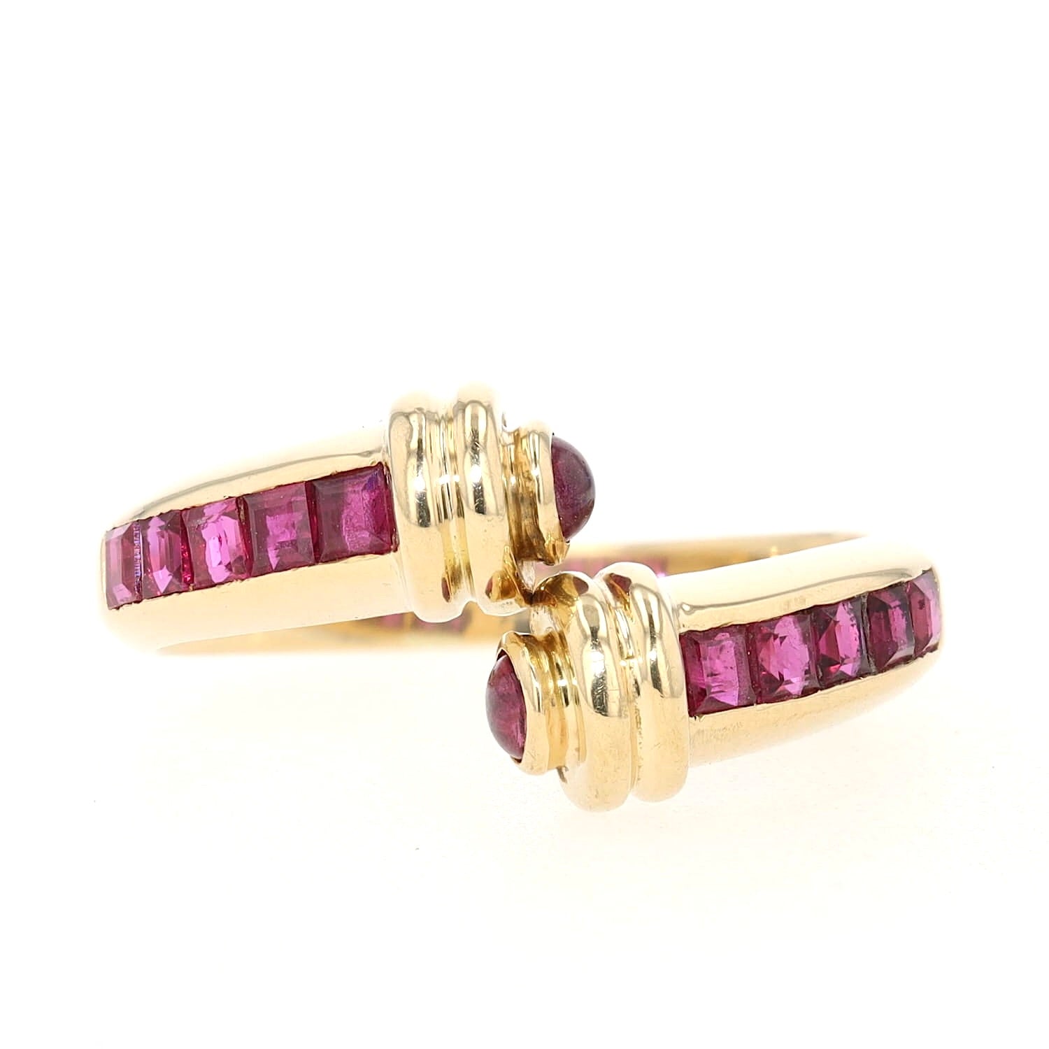 Ring in 750 yellow gold with rubies, lying frontally