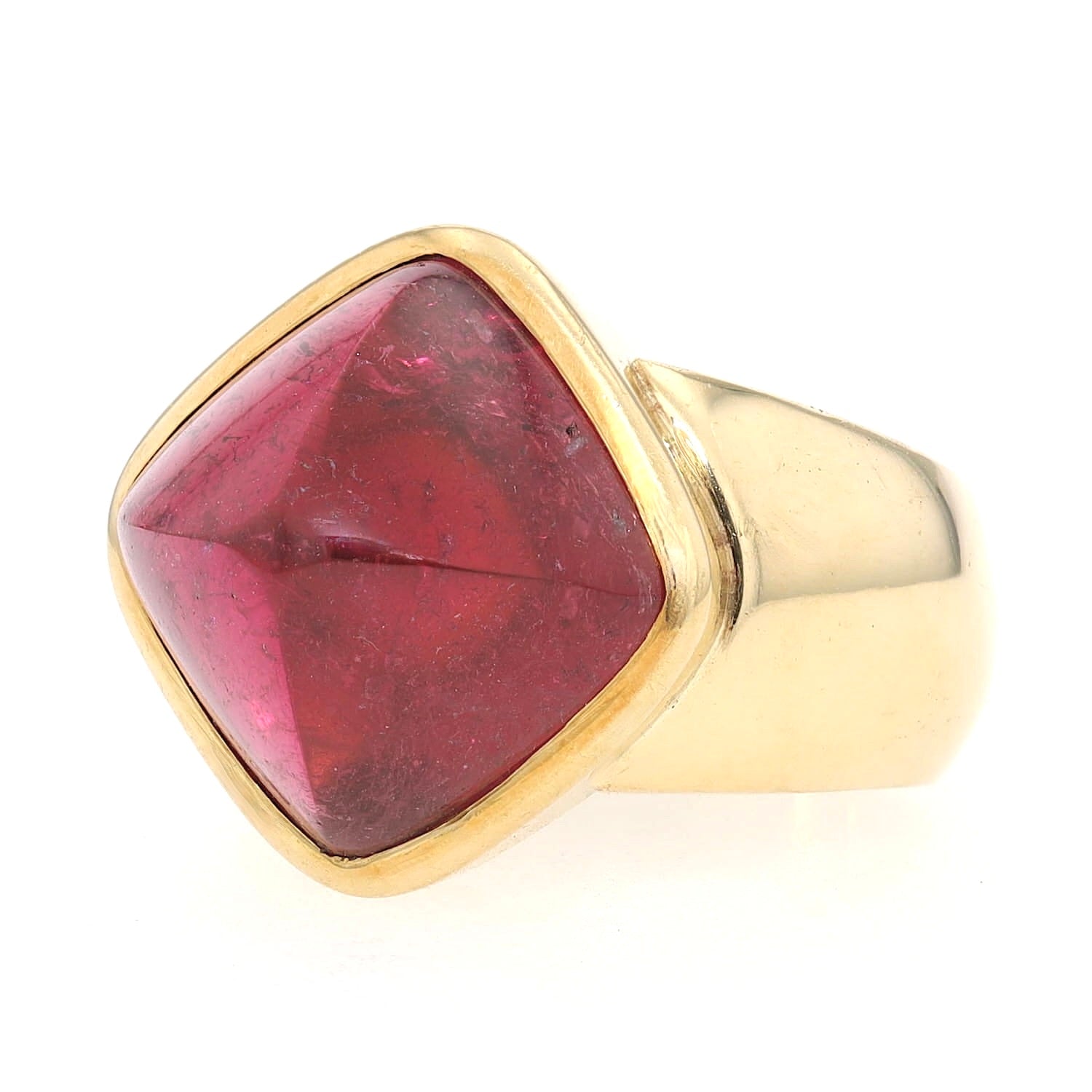 Ring in 750er Gelbgold mit einem Rubellit-Cabochon, liegend links gedreht