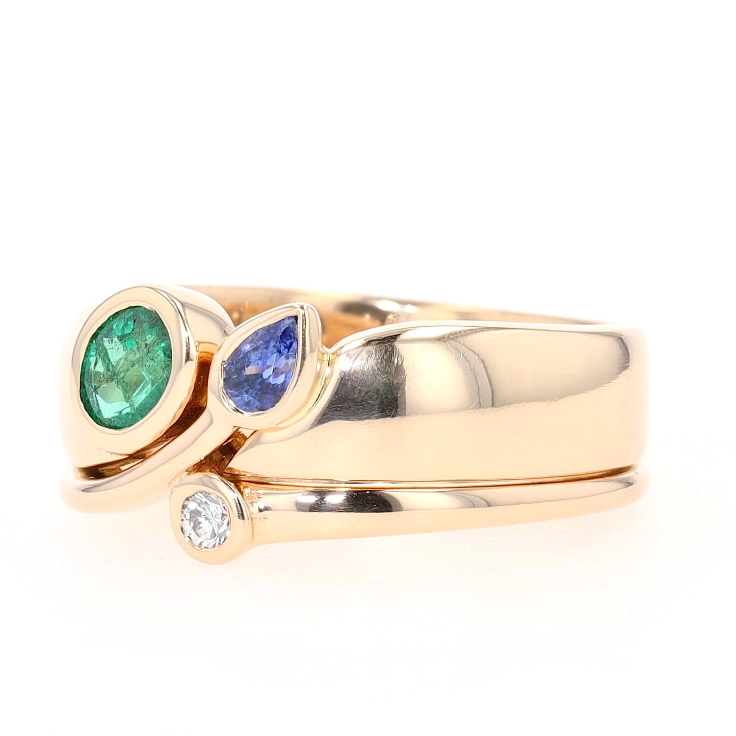 Cadeaux ring in 750 yellow gold with with a brilliant, a blue sapphire and an emerald, turned lying left