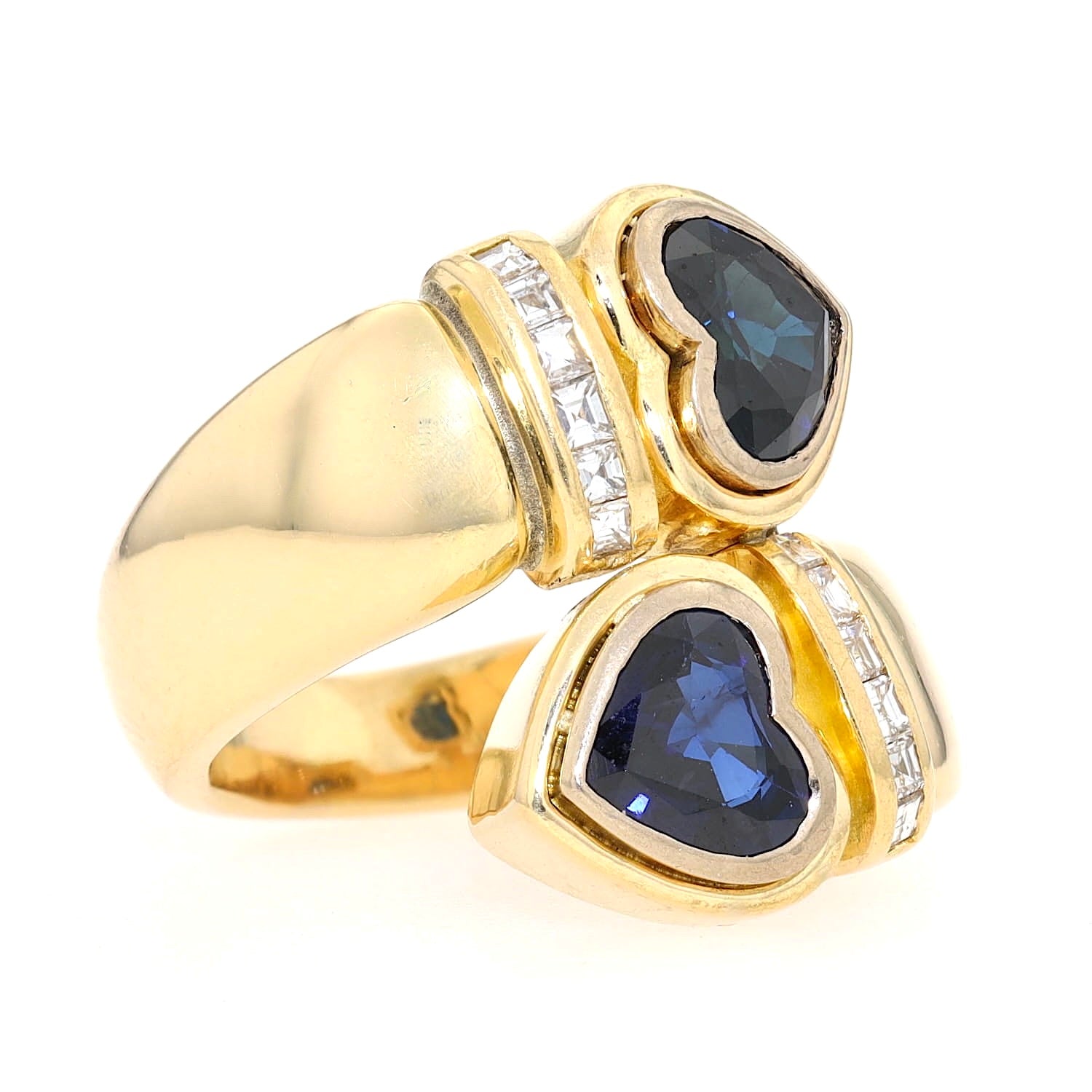 Ring in 750er Gelbgold mit zwei blauen Saphiren in Herzform und Diamanten, liegend frontal von vorne rechts gedreht